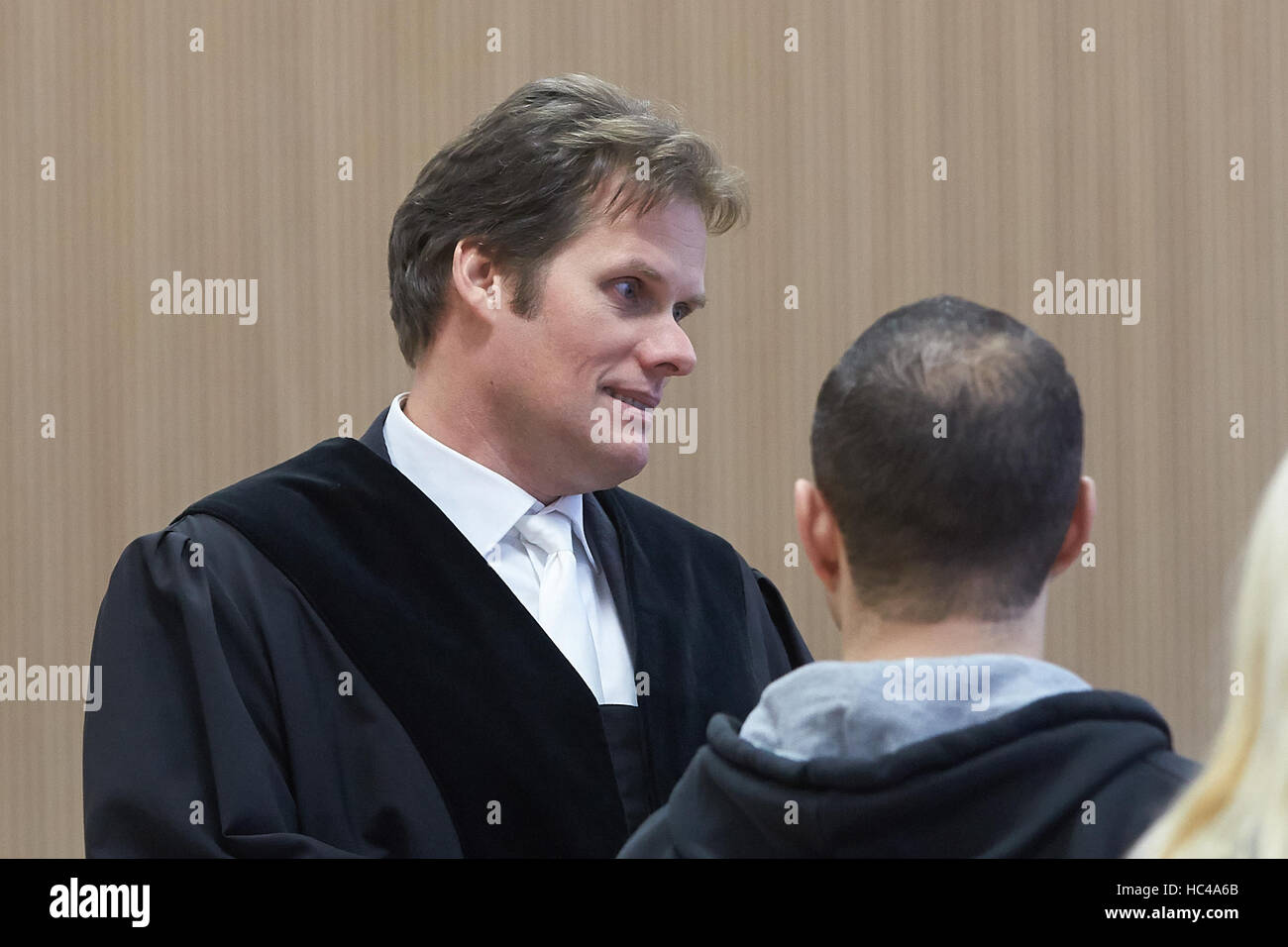 Koblenz, Germany. 8th Dec, 2016. Staatsanwalt (lit. state prosecutor) Matthias Teriet speaking with defendants before the start of the hearing in the case of territorial fights between rockers, at the regional court in Koblenz, Germany, 8 December 2016. Photo: Thomas Frey/dpa/Alamy Live News Stock Photo