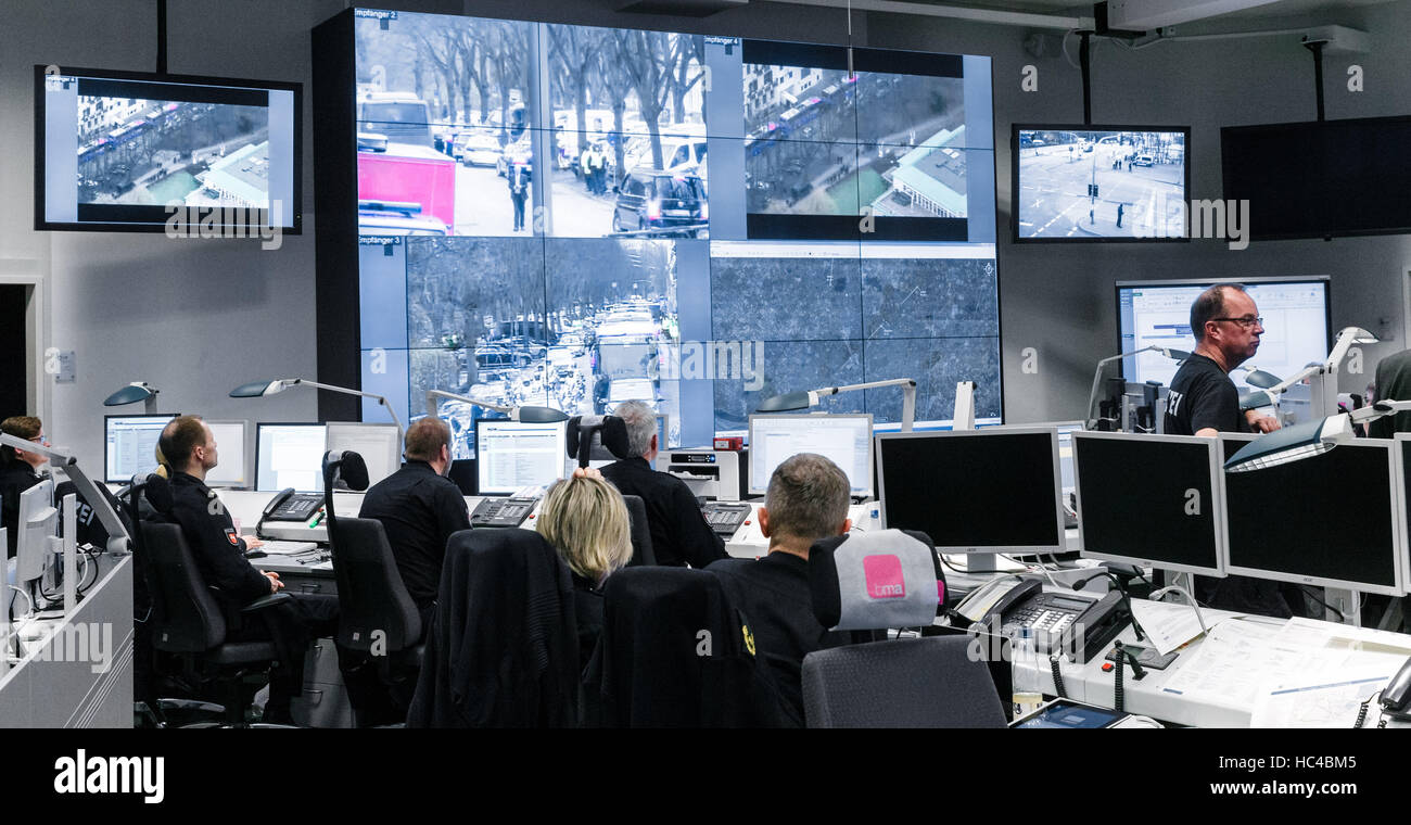 Hamburg, Germany. 8th Dec, 2016. Police operational headquarters, from which security measures for the meeting of the OSCE ministerial council are being coordinated, pictured at the police headquarters in Hamburg, Germany, 8 December 2016. Photo: Markus Scholz/dpa/Alamy Live News Stock Photo