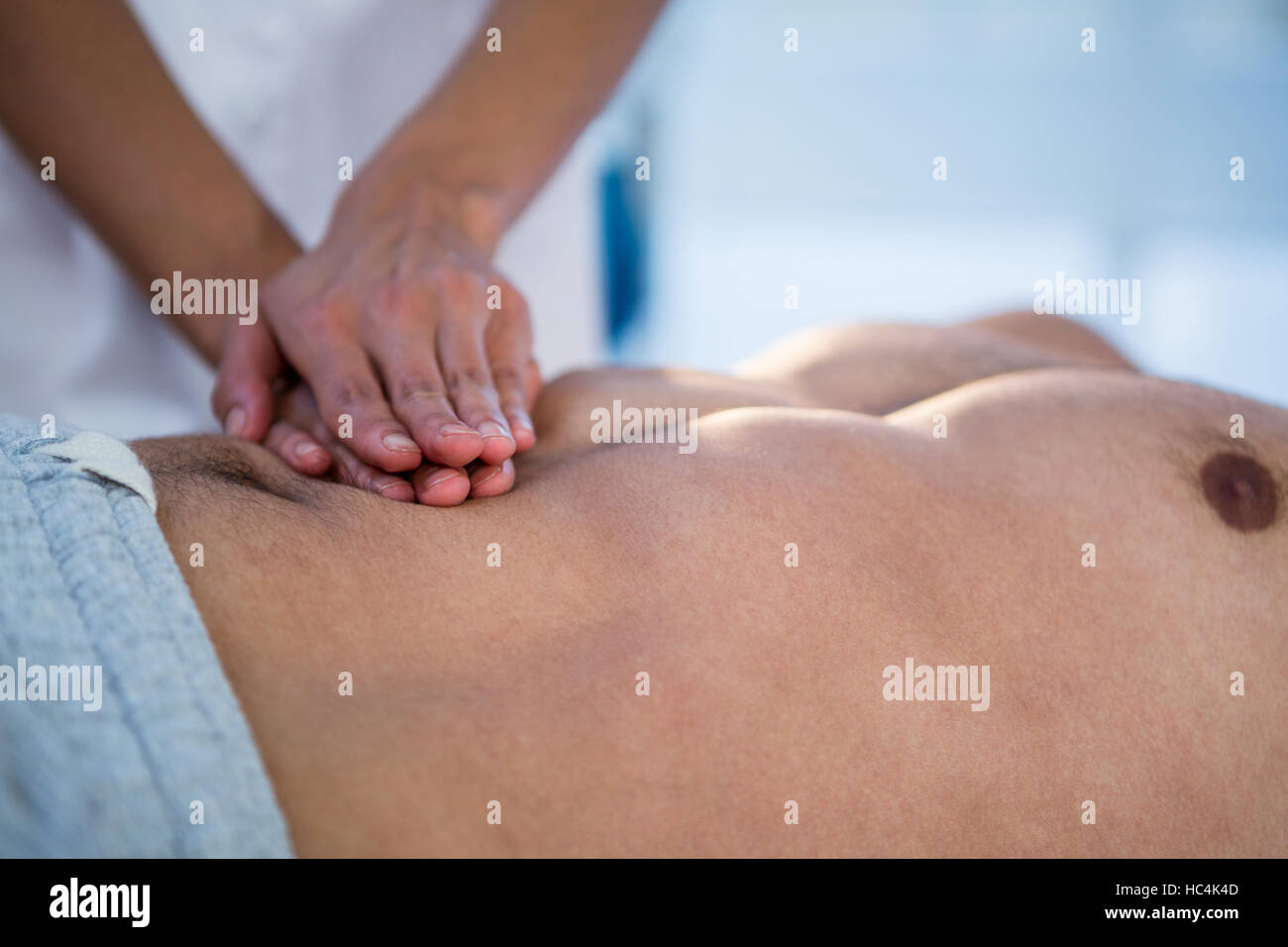 девушка надавила на живот