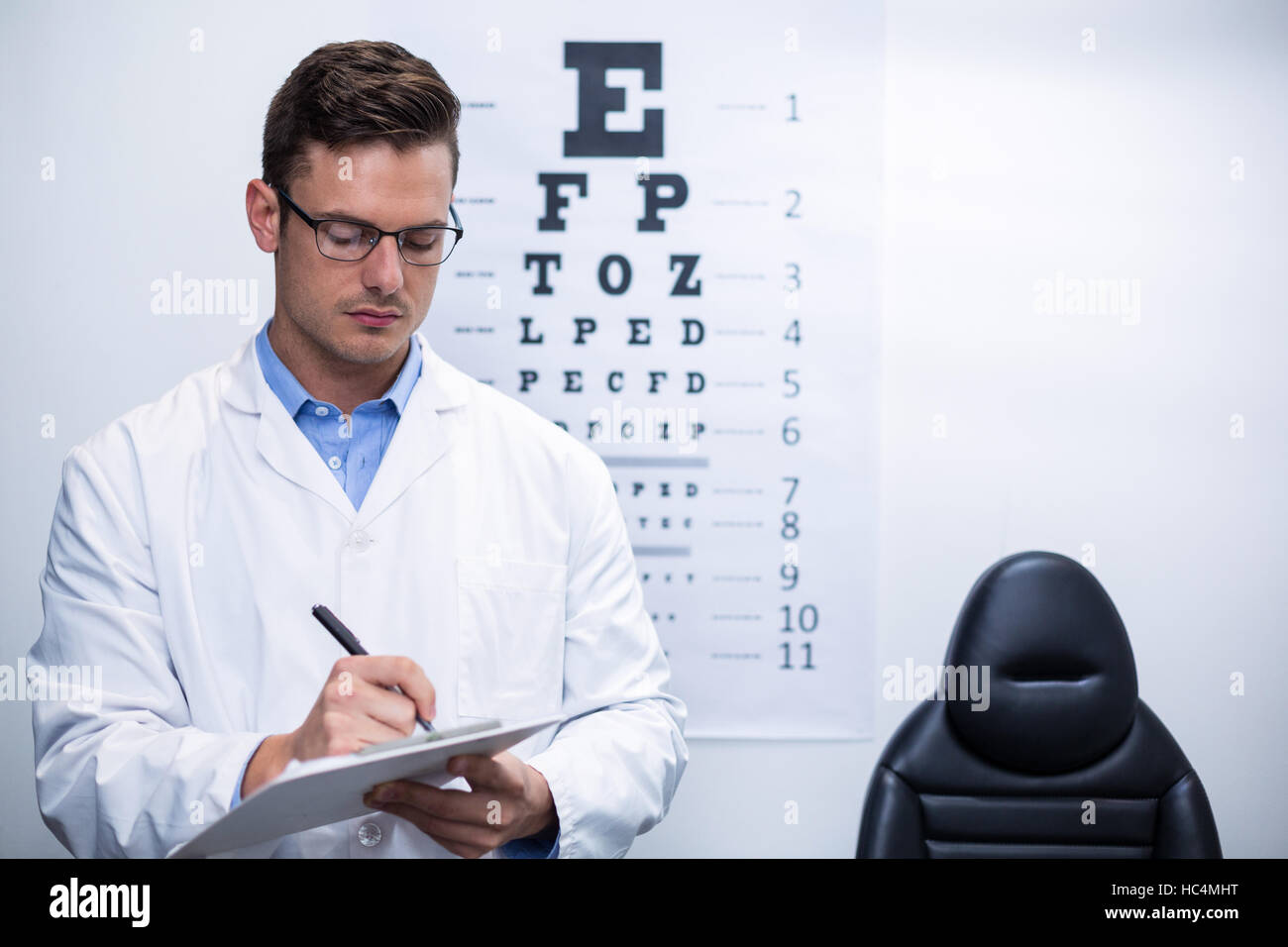обследование зрения. консультация офтальмолога. проблемы со зрением. компьютерная диагностика зрения. врач показывает.