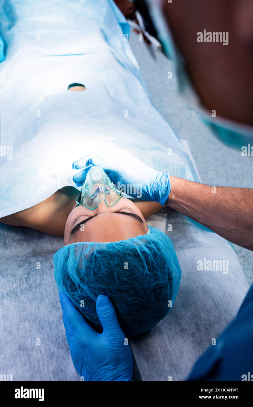 Surgeon placing oxygen mask hi-res stock photography and images - Alamy