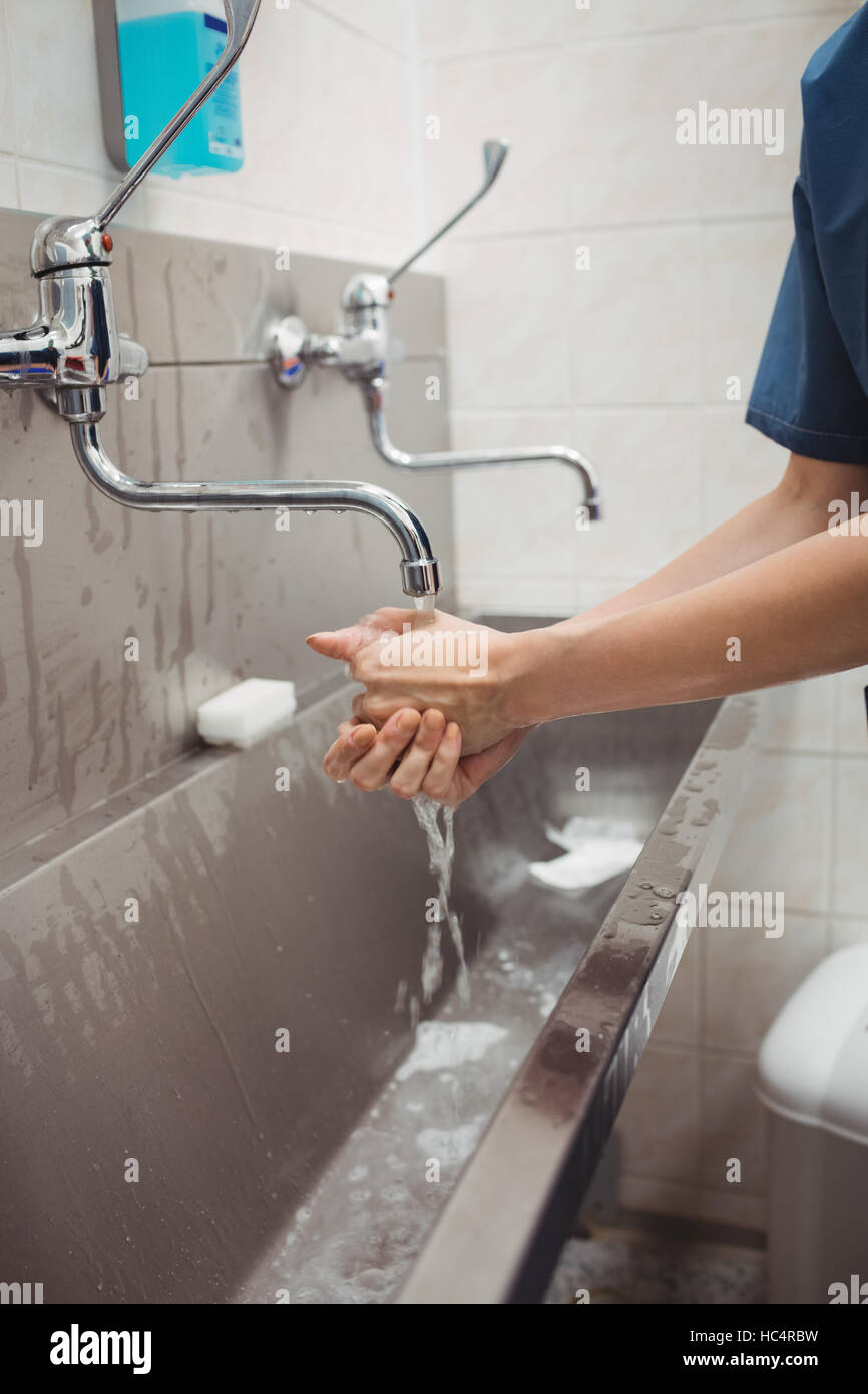 Female surgeon washing her hands Stock Photo Alamy