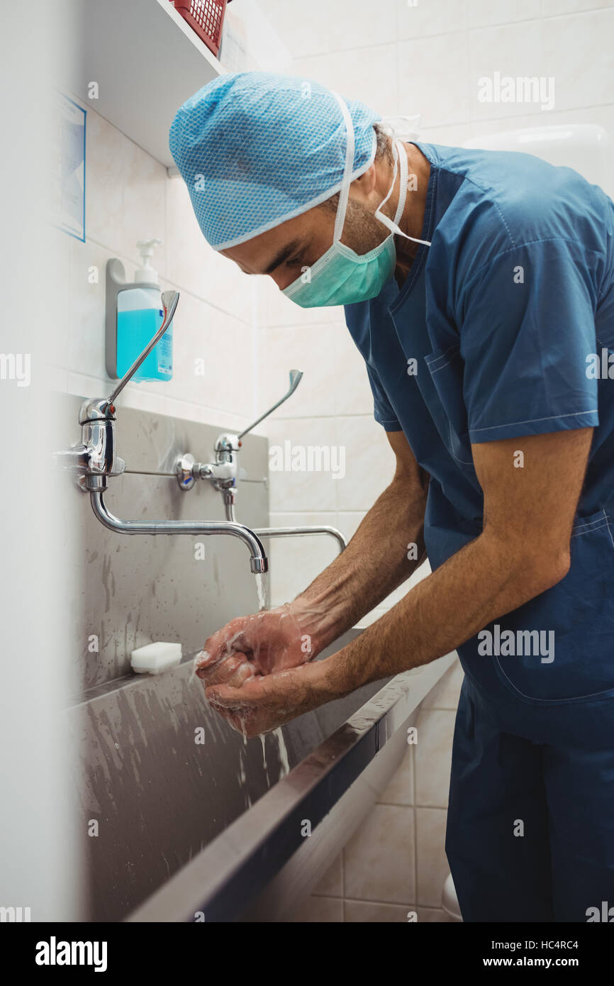 Male surgeon washing his hands Stock Photo Alamy
