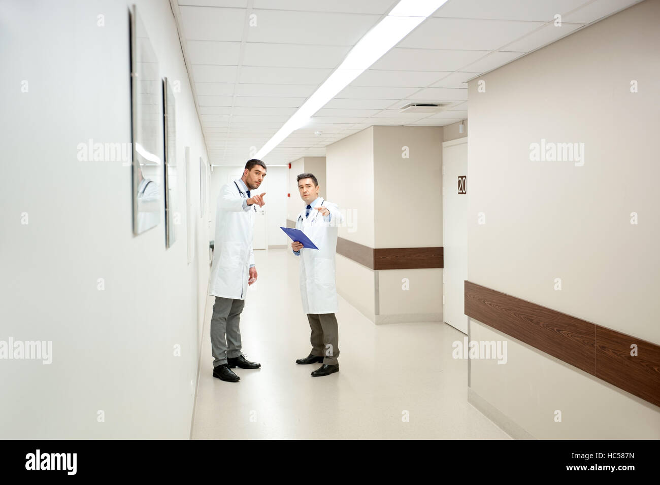 male doctors with clipboard at hospital Stock Photo - Alamy