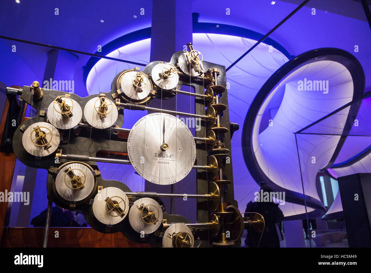 Часовой зал. Музей науки в Лондоне. Национальный музей науки в Лондоне зал часов. Экспонирование математика. Часовая зала.