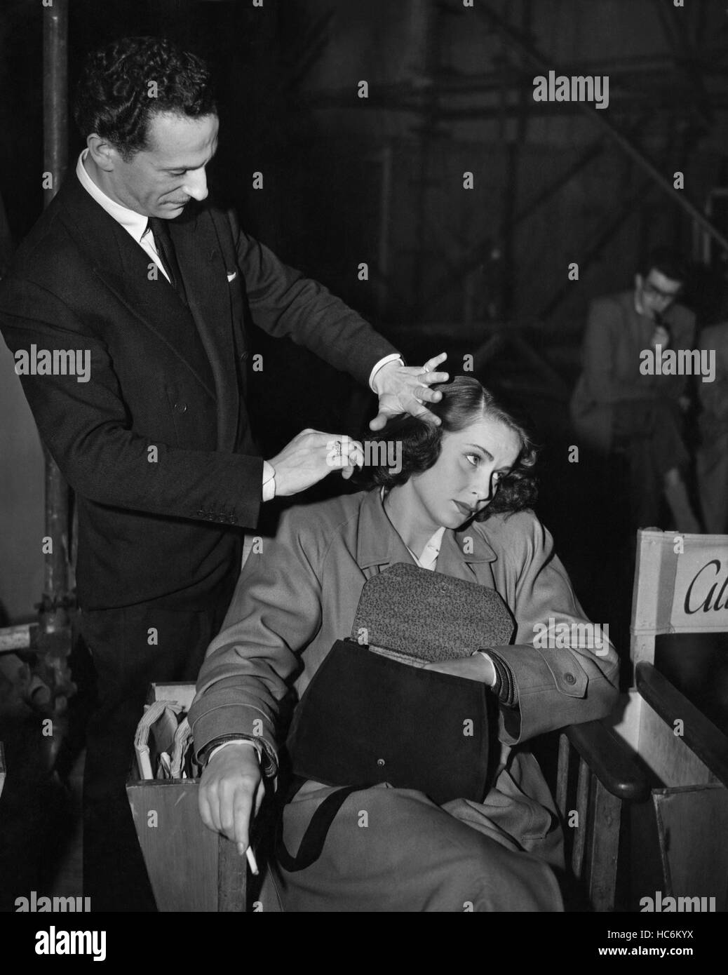 THE THIRD MAN, hairdresser Joe Shear, Alida Valli, on-set, 1949 Stock ...