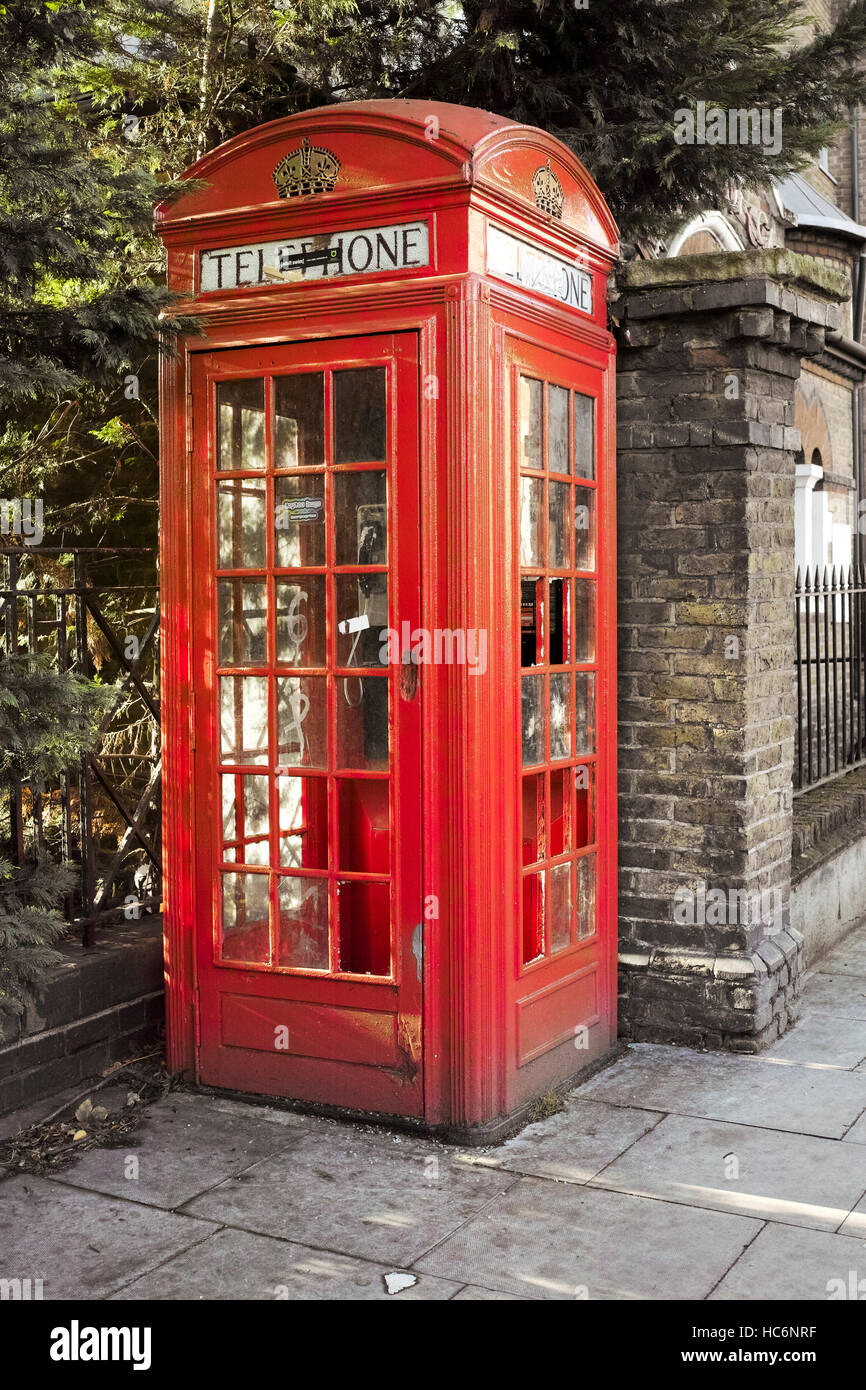 K2 Telephone Kiosk designed by Sir Gilbert Scott 1924, has Grade II