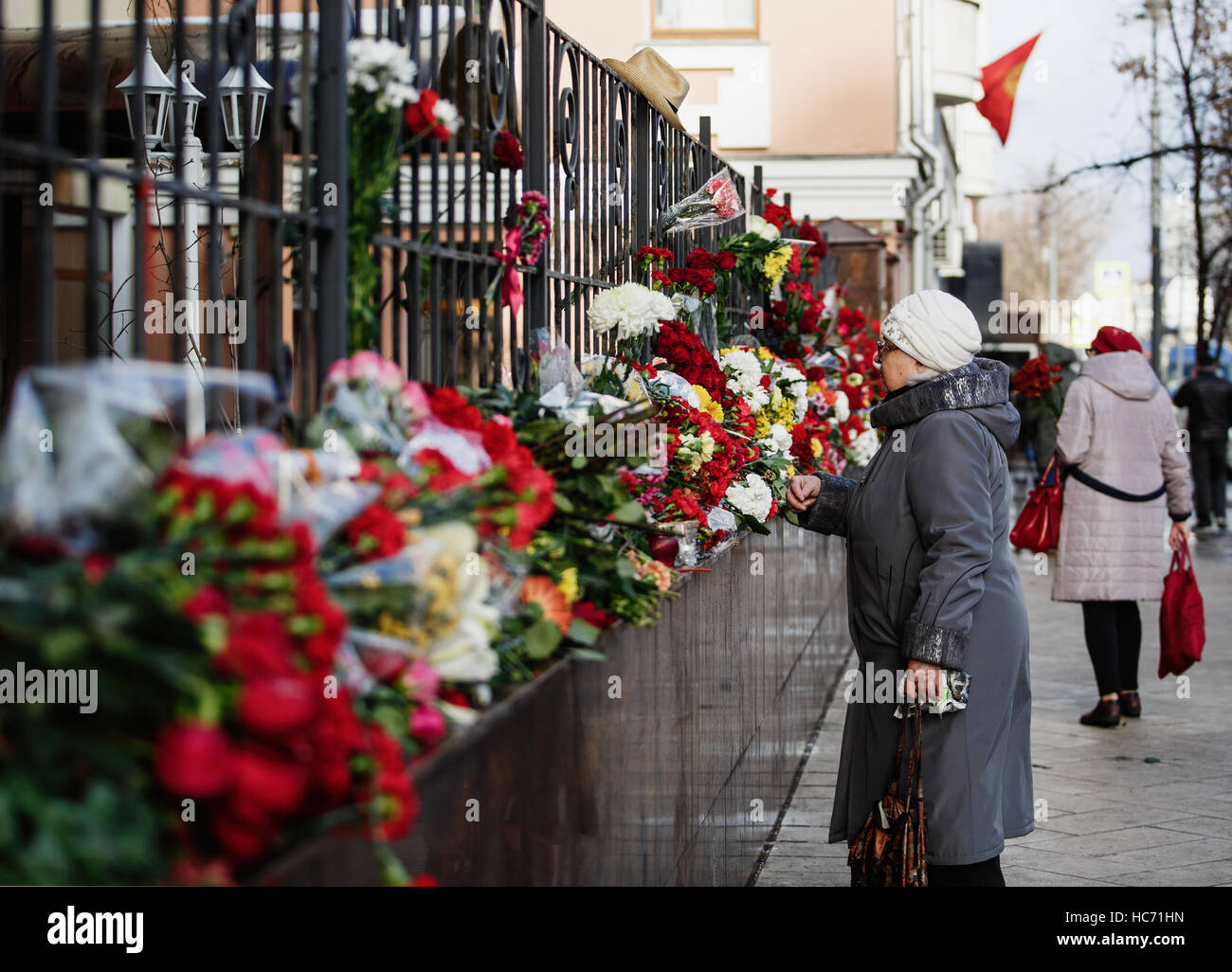 MOSCOW - 27 NOVEMBER,2016: Memorial with flovers at embassy of Rebulic Cuba.People mourn over death of Cuban President Fidel Castro.Funeral of natoina Stock Photo