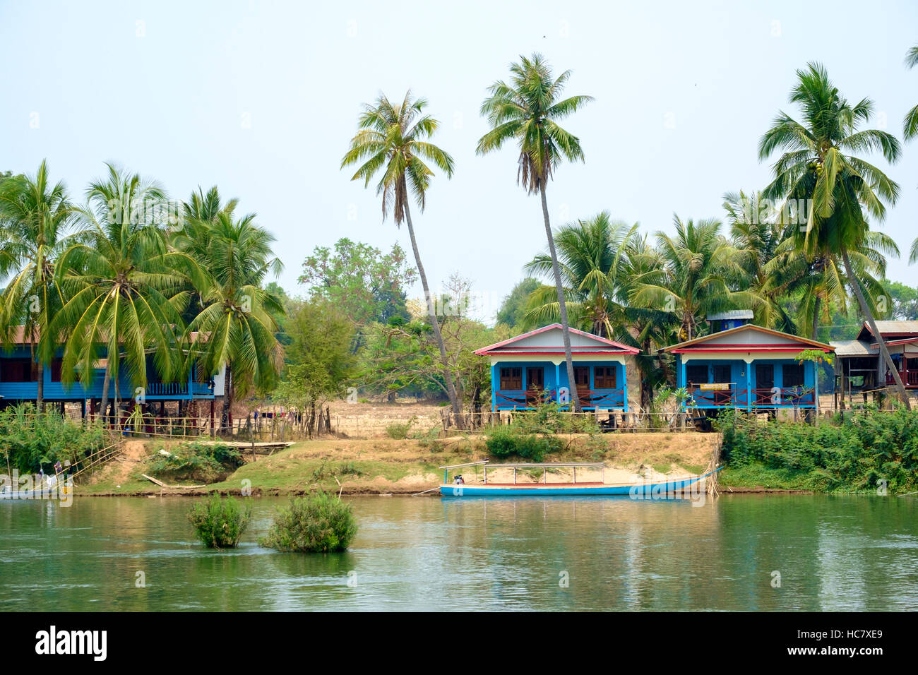 Bungalows by Mekong River, Don Det island, 4000 Islands (Si Phan Don), Laos. Stock Photo