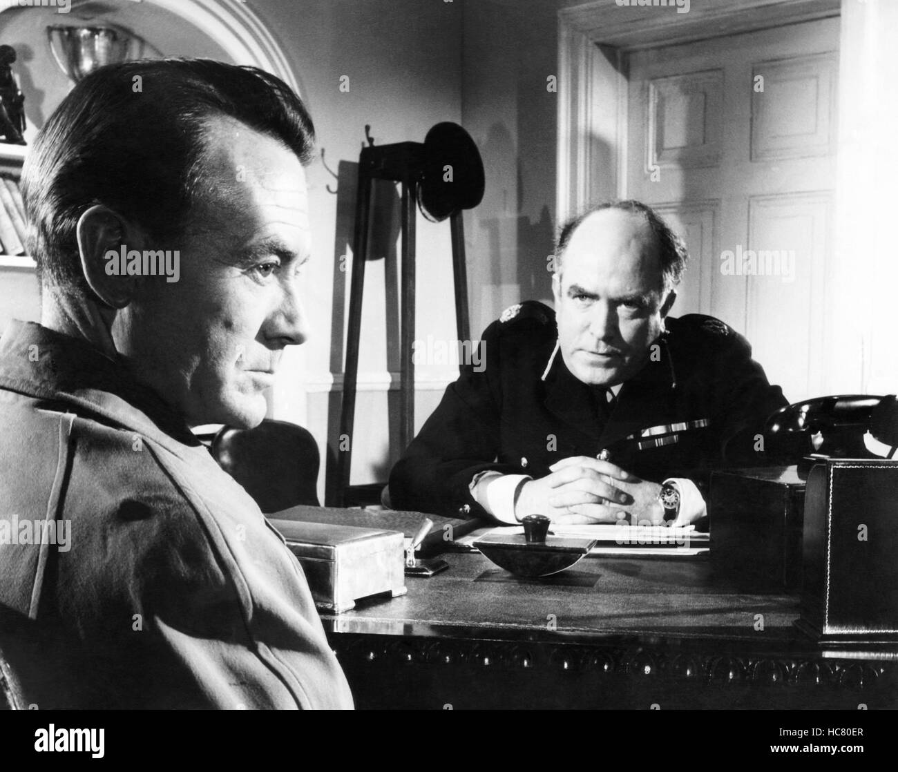 TIGER BAY, from left: John Mills, Liam Redmond, 1959 Stock Photo