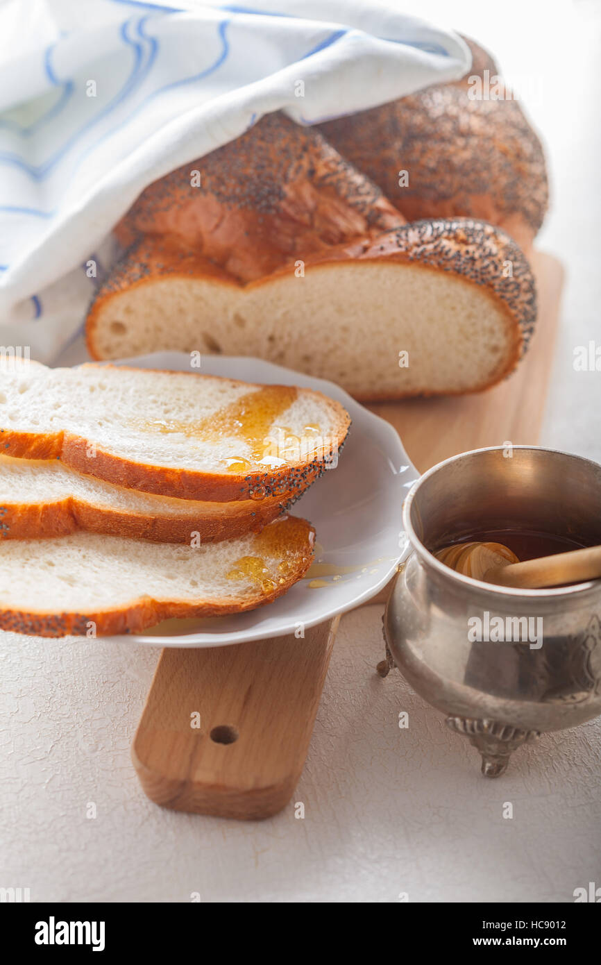 Braided Challah bread and honey for Rosh Hashana Stock Photo Alamy
