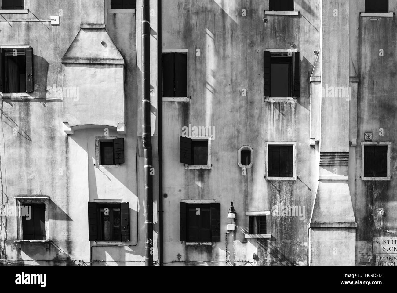 A facade with randomly arranged windows/window facade Stock Photo - Alamy