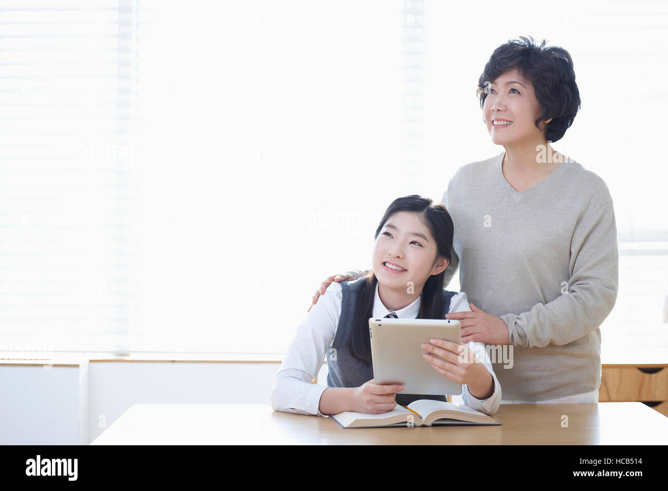Smiling middle school girl hi-res stock photography and images - Alamy