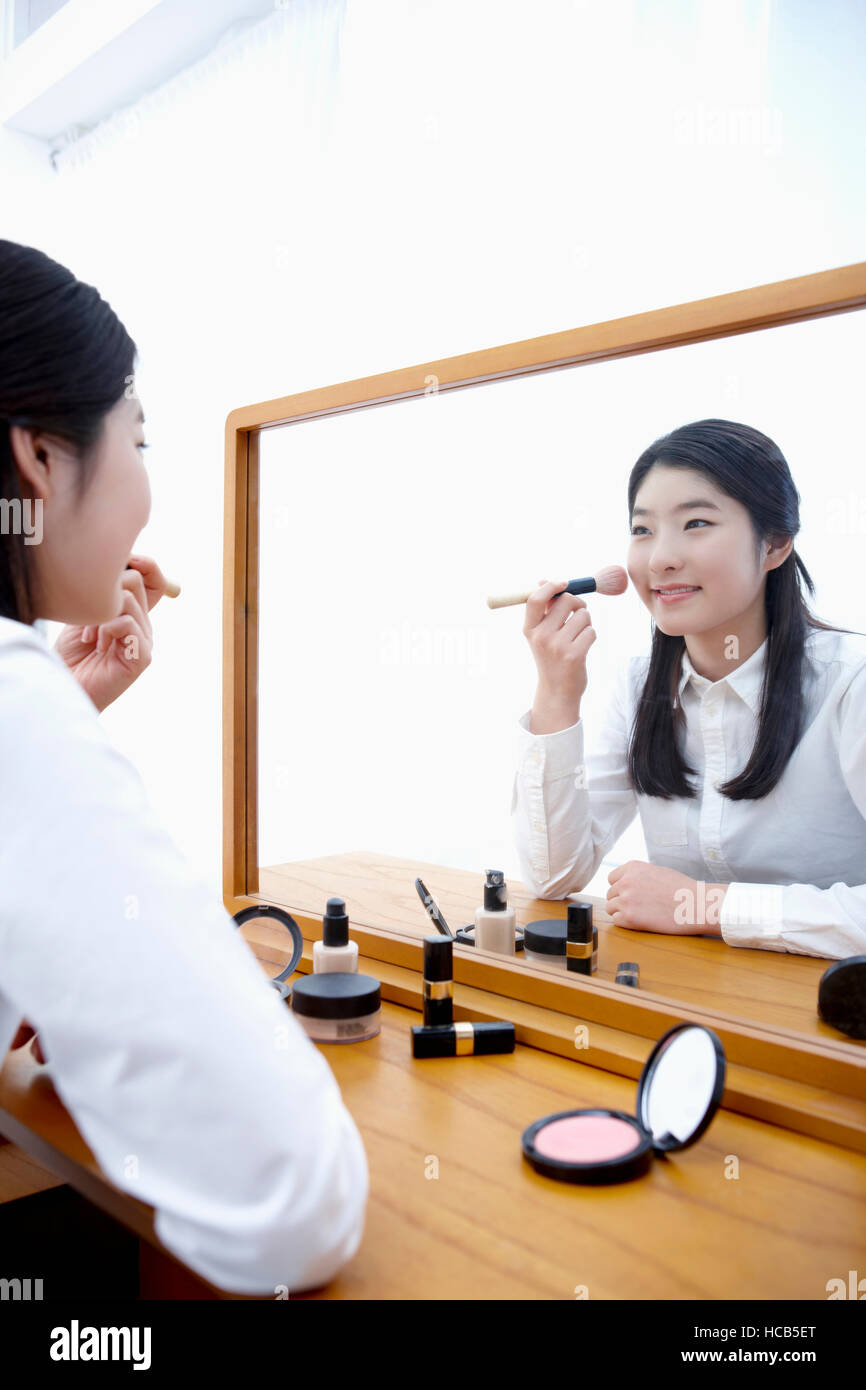 Girl putting on makeup hi-res stock photography and images - Alamy