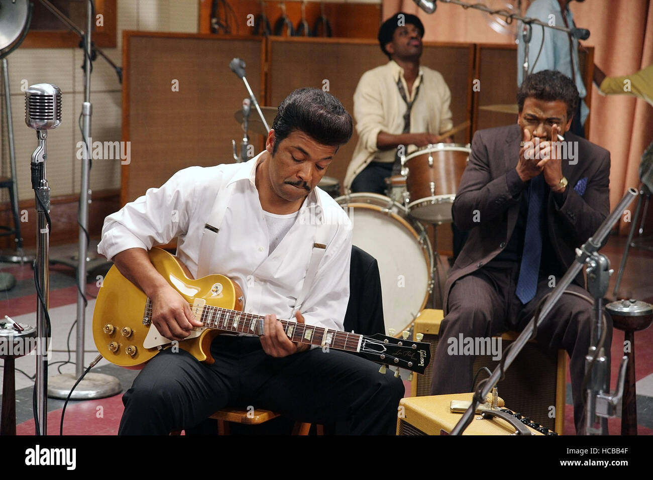 CADILLAC RECORDS, foreground from left: Jeffrey Wright as Muddy Waters, Columbus Short as Little