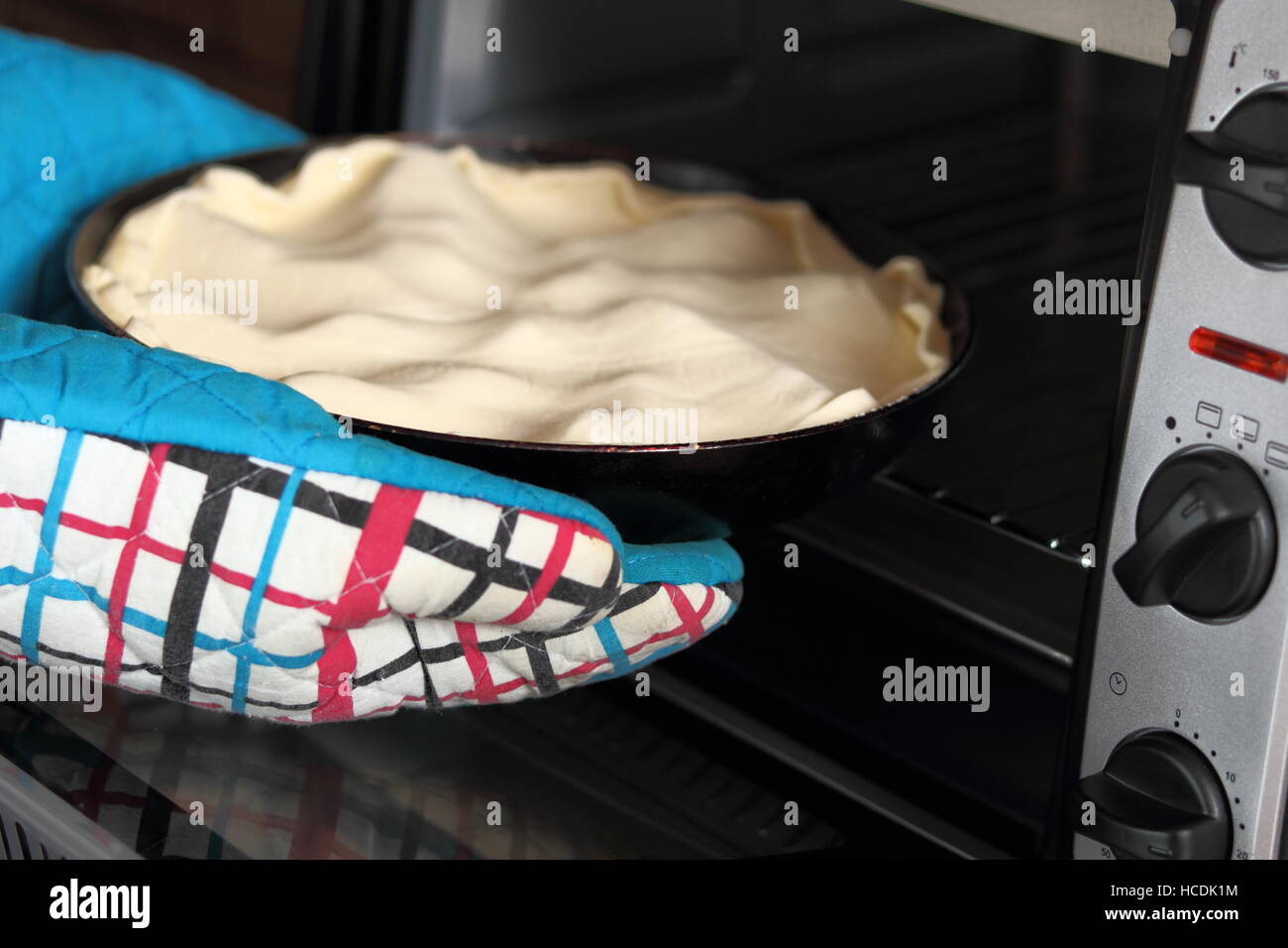 Oven mittens hi-res stock photography and images - Alamy