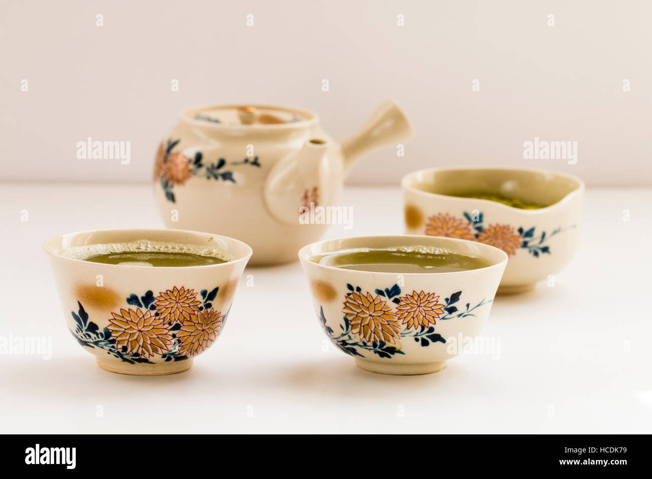 https://c8.alamy.com/comp/HCDK79/japanese-tea-set-with-chrysanthemum-decoration-cup-with-tea-in-bowl-HCDK79.jpg