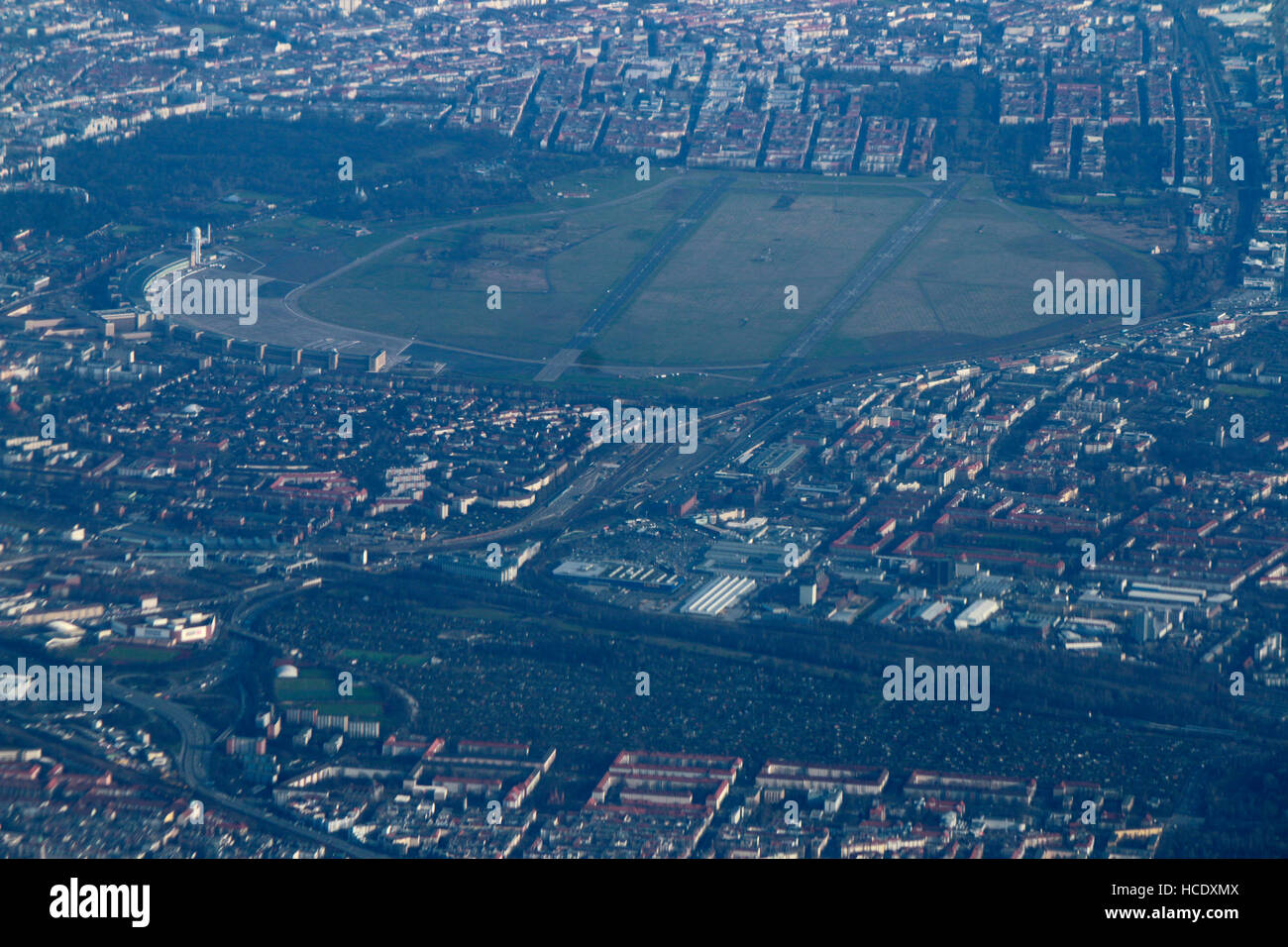 Luftbild: Flughafen Tempelhof, Berlin vom Flugzeug aus gesehen. Stock Photo