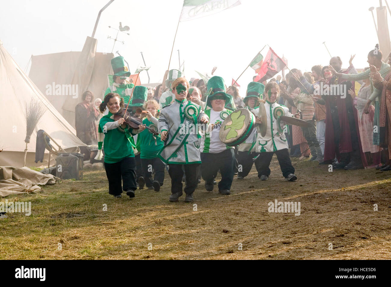 HARRY POTTER AND THE GOBLET OF FIRE, fans of the Irish National Quidditch team, 2005, (c) Warner