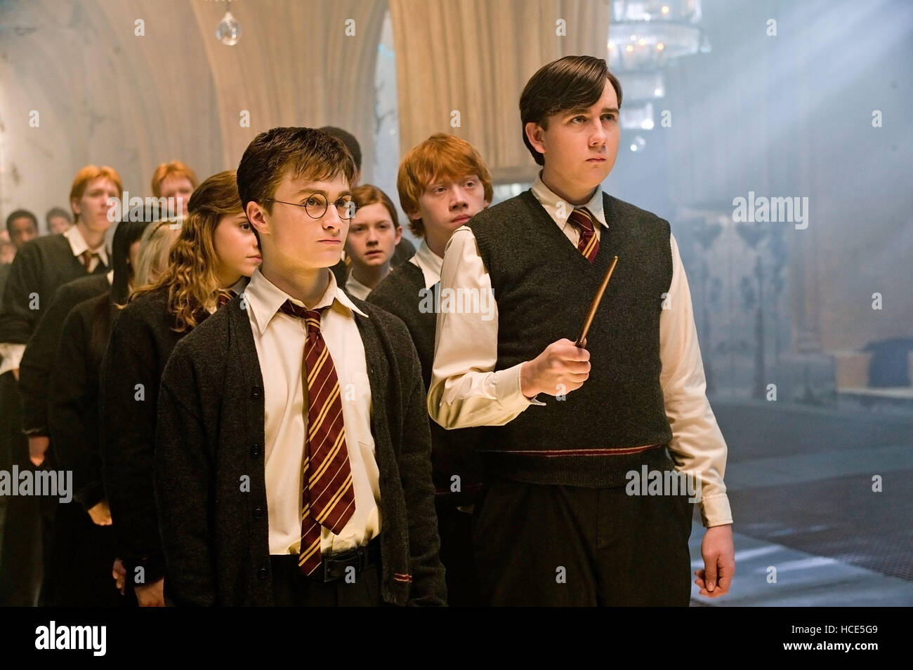 HARRY POTTER AND THE ORDER OF THE PHOENIX, Emma Watson (back, left), Daniel  Radcliffe (front left), Bonnie Wright (back, center Stock Photo - Alamy, image size:1300x955