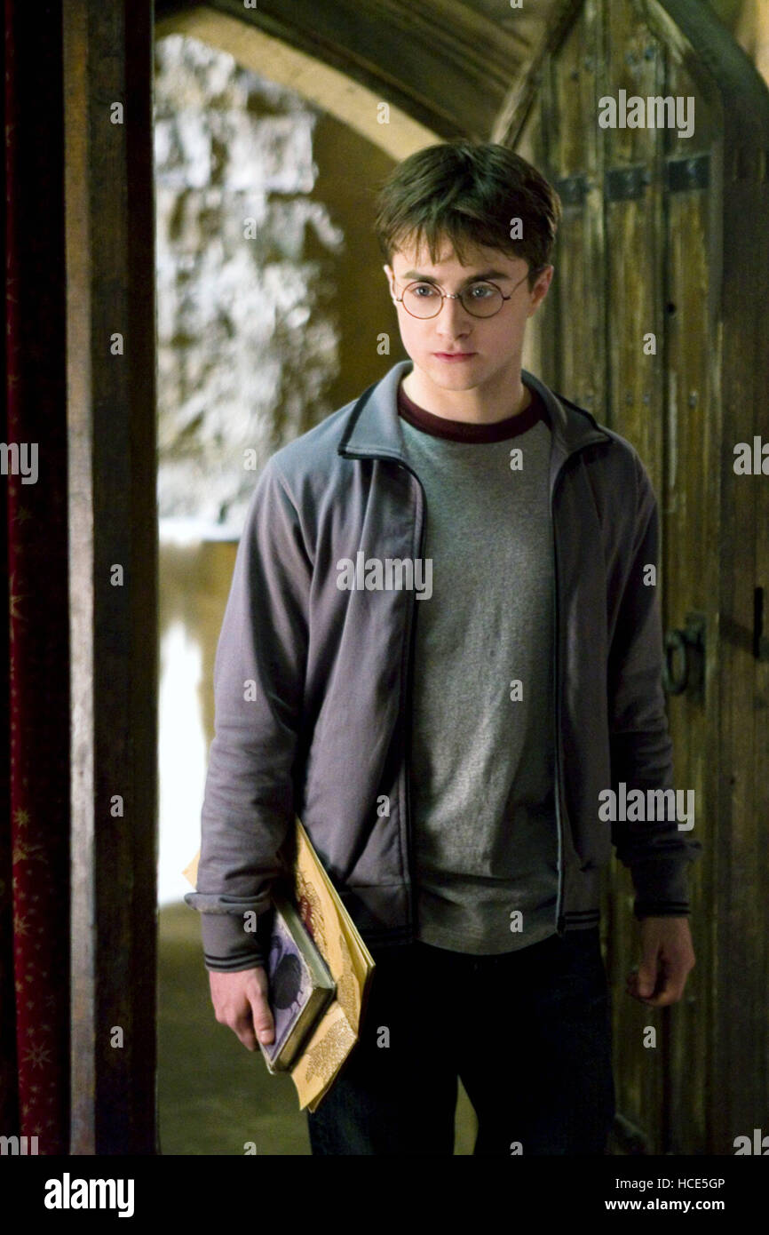 HARRY POTTER AND THE HALF-BLOOD PRINCE, Daniel Radcliffe, 2009. ©Warner  Bros./courtesy Everett Collection Stock Photo - Alamy, image size:866x1390