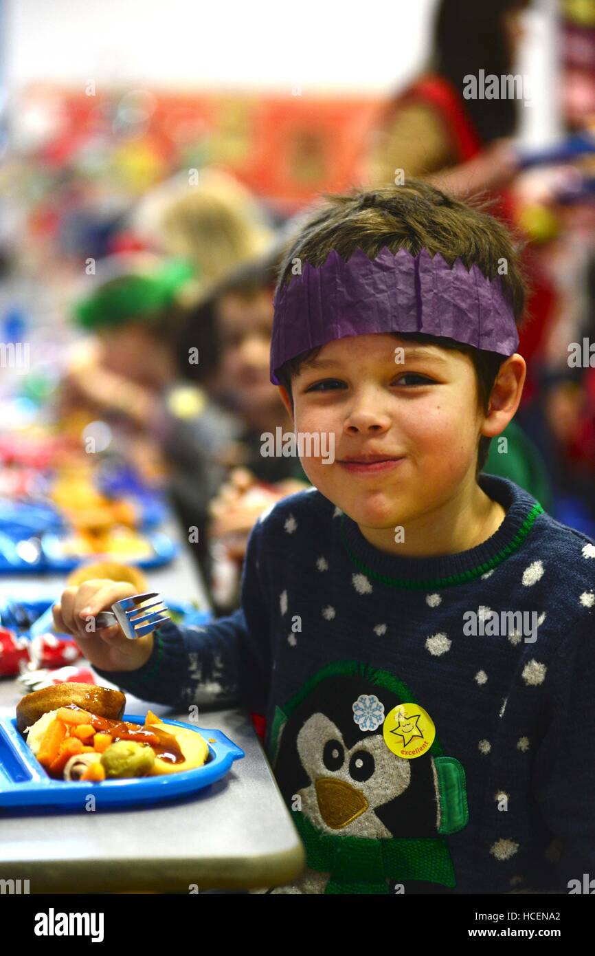 Enfant avec la casserole photo stock. Image du dîner - 79174374