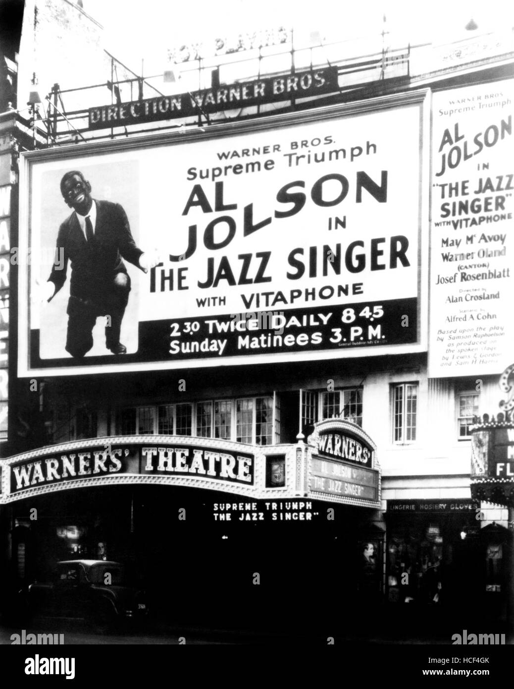 THE JAZZ SINGER, Al Jolson on billboard outside the Warners Theatre in New York during the film's premiere run, 1927 Stock Photo