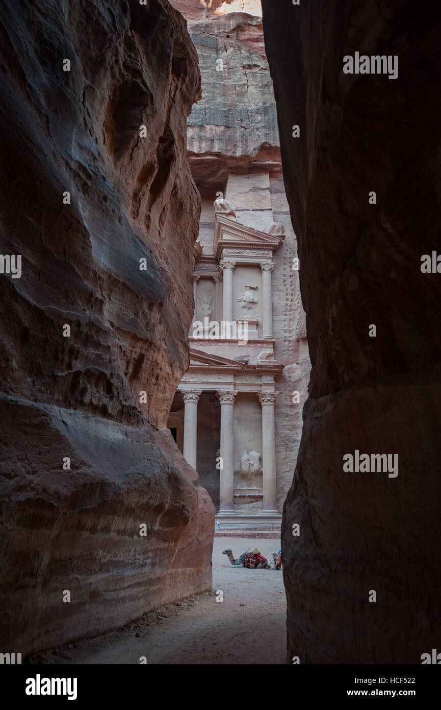 The end of the Siq passageway leading to 'the Treasury' of Indiana Jones fame, Petra, Jordan Stock Photo