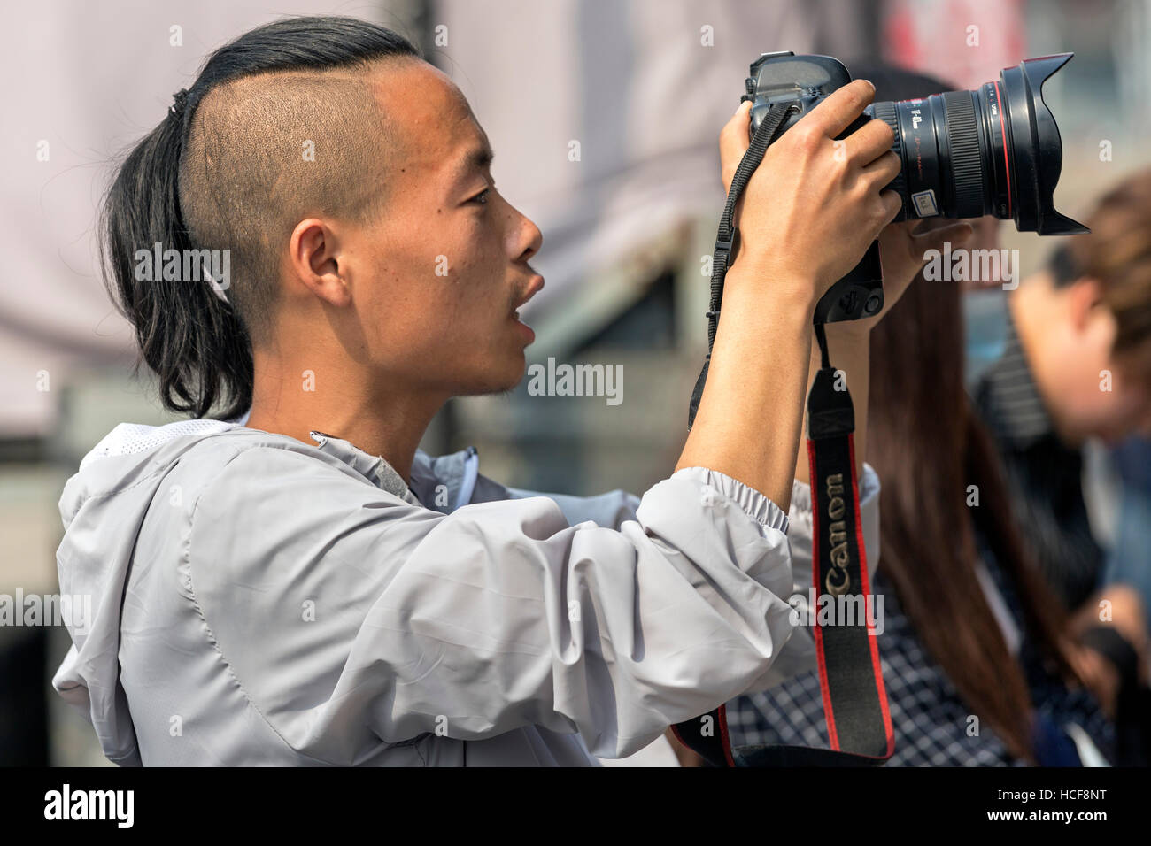 Chinese professional photographer taking pictures, Xian, China Stock Photo