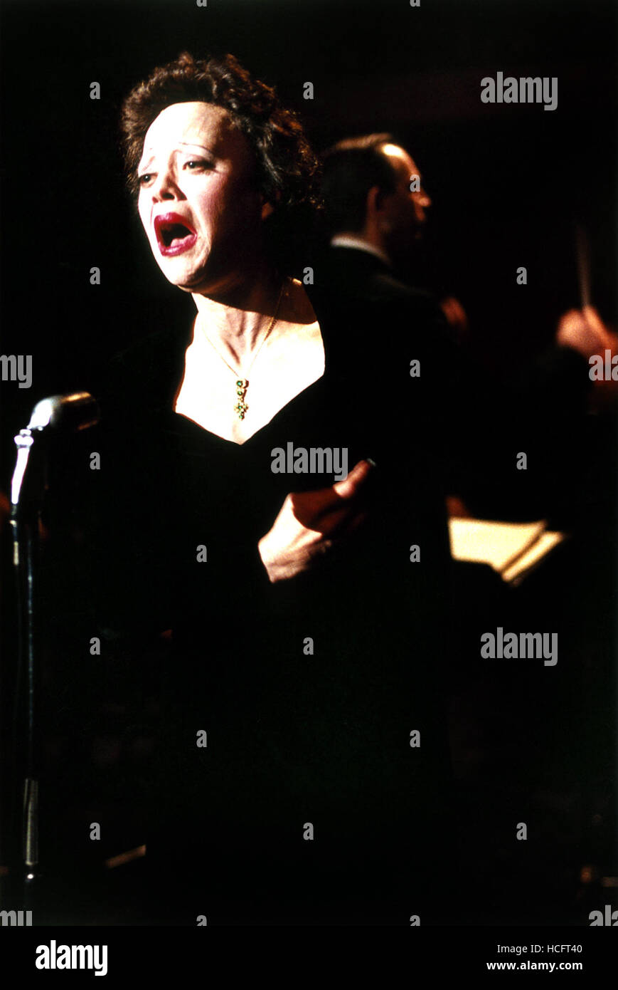 la-vie-en-rose-aka-la-mome-marion-cotillard-as-edith-piaf-2007