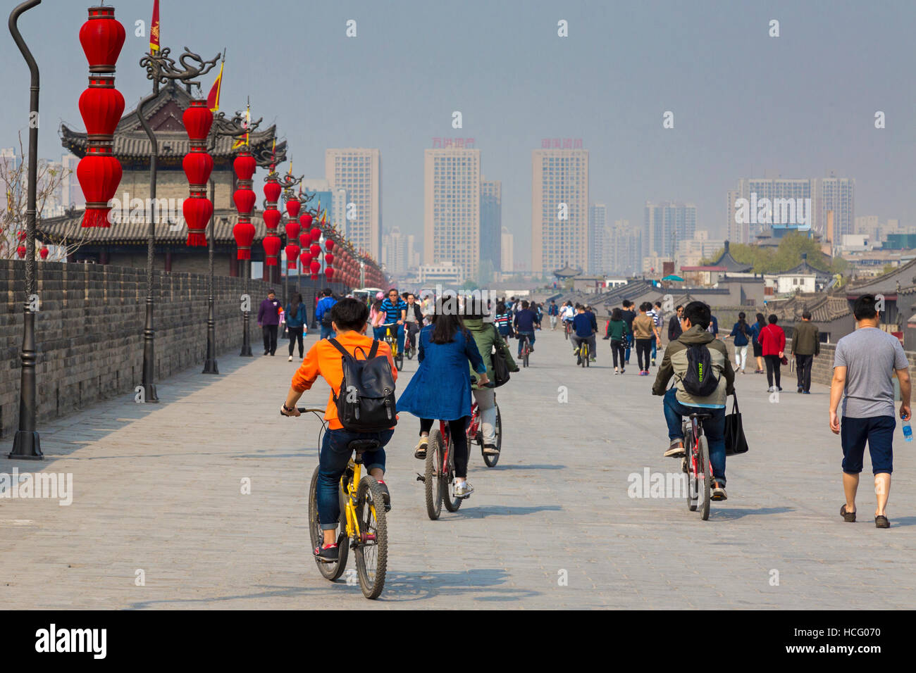 Tourists walking and cycling on Xian city walls, Shaanxi, China Stock Photo