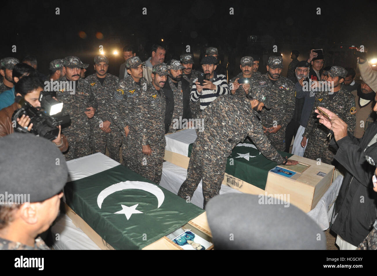 Rawalpindi, Pakistan. 08th Dec, 2016. Family Members, Airport Security Force (ASF) staff, officers, local residents offer the funeral prayer for PIA Crash plane Flight PK-661 Captain Saleh Janjua and co-pilot Ahmed Janjua in Rawalpindi. The plane with 47 people on-board crashed near Havelian city of Abbottabad district on Wednesday. Credit:  Zubair Abbasi/Pacific Press/Alamy Live News Stock Photo