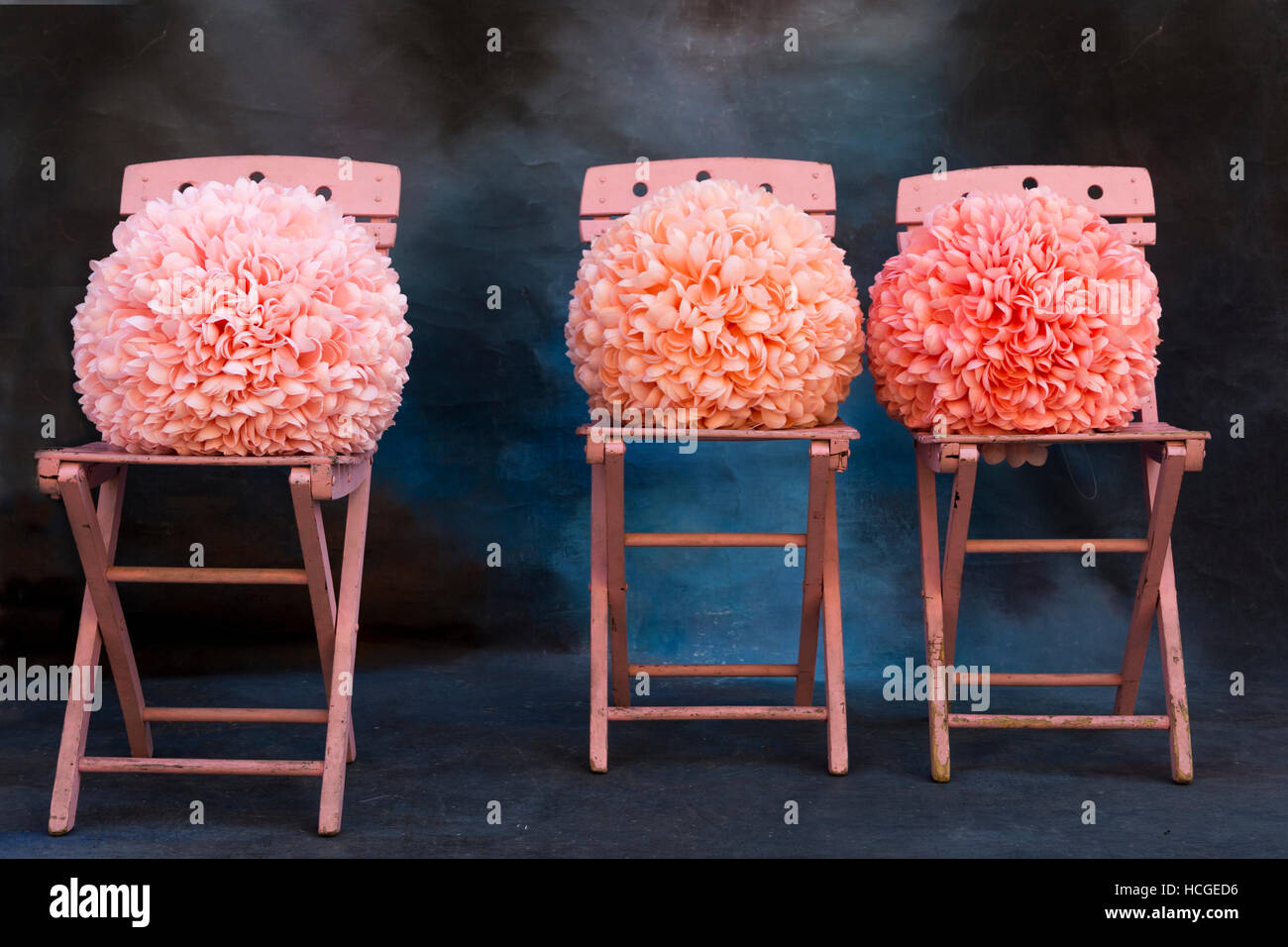 dybtgående Skæbne medaljevinder Pink chairs with pink pom poms on a blue background Stock Photo - Alamy