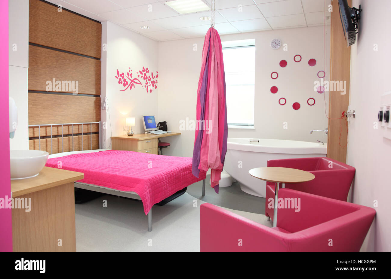 A newly finished individual room in the Maternity Unit at Newham University Hospital, East London, UK. Shows birthing pool. Stock Photo