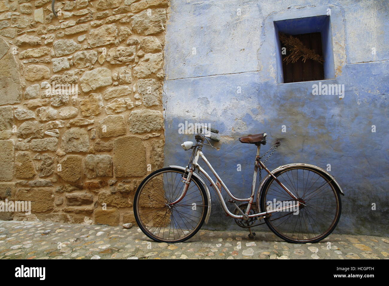 Old vintage bike hi-res stock photography and images - Alamy