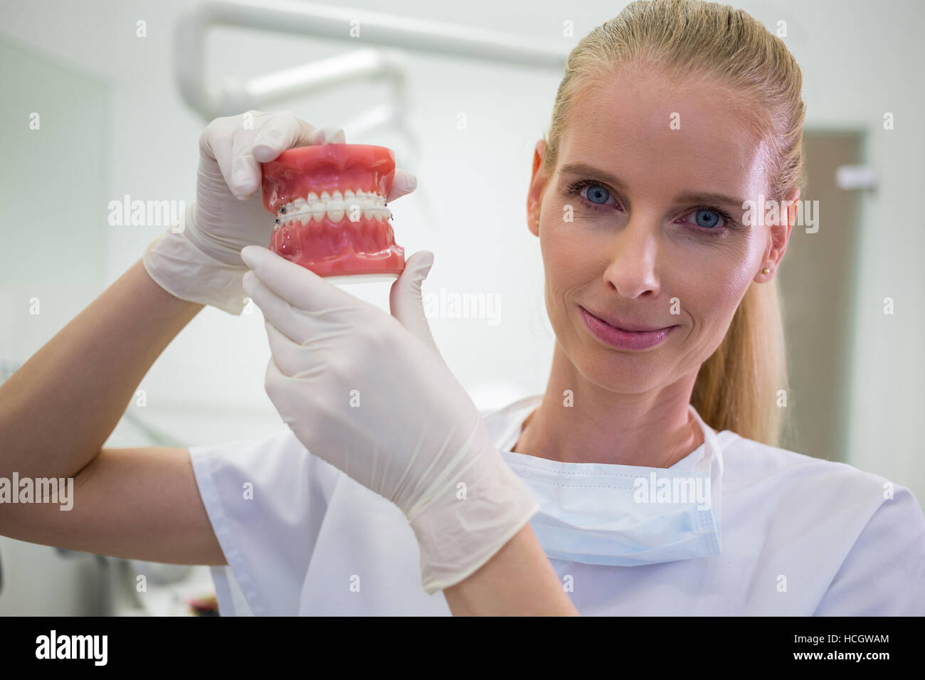 врач который делает зубные протезы