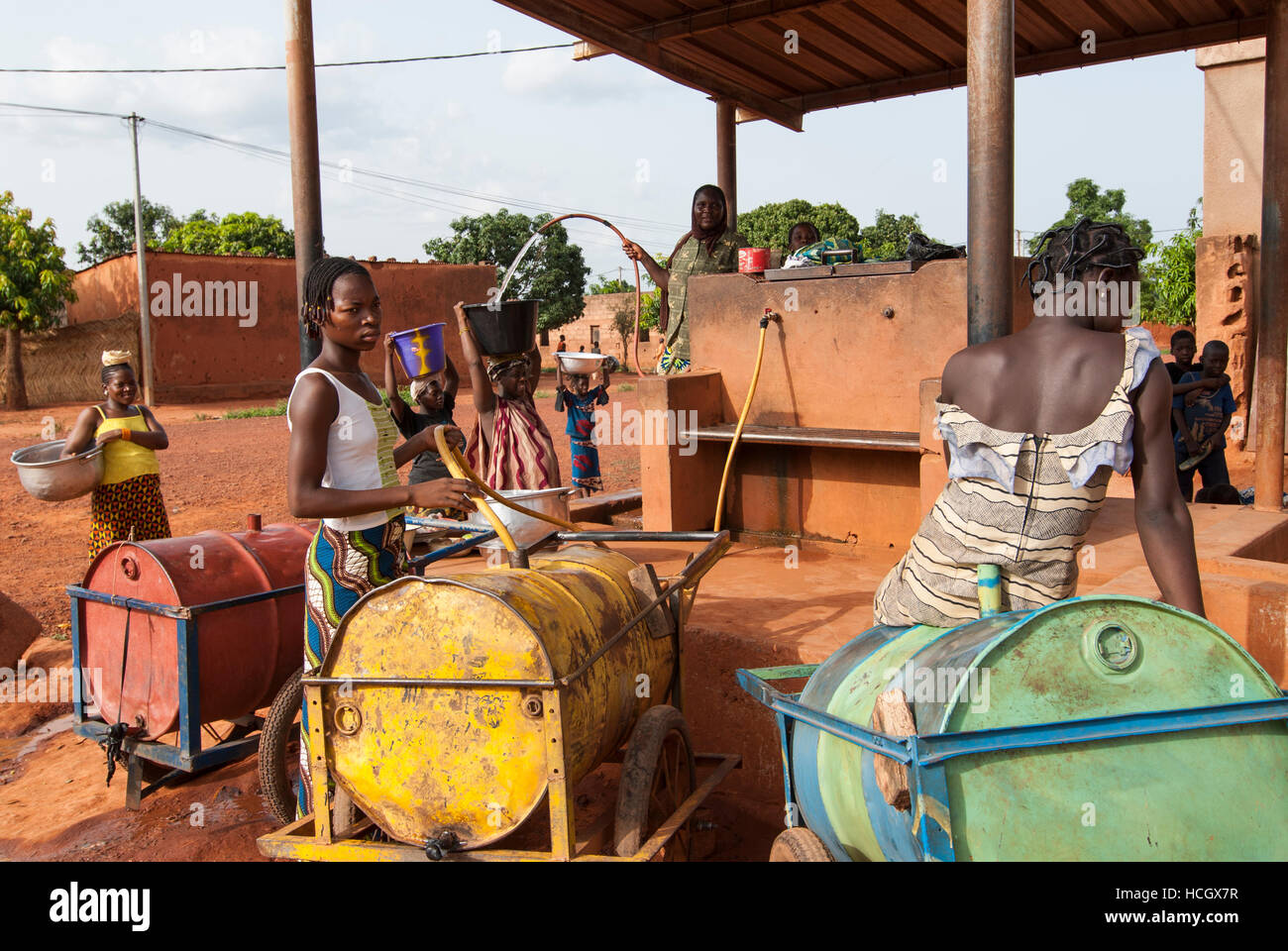 BURKINA FASO Banfora , women and children fetch drinking water from water selling station / BURKINA FASO Banfora, Frauen und Kinder holen Wasser von einer Verkaufsstelle Stock Photo