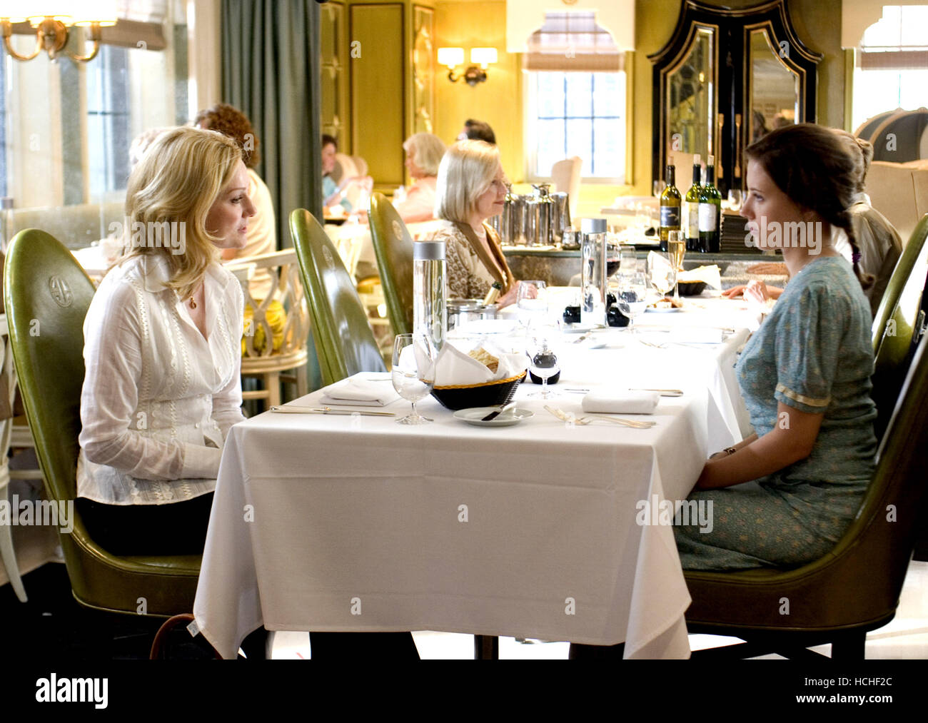 the-nanny-diaries-foreground-laura-linney-scarlett-johansson-2007