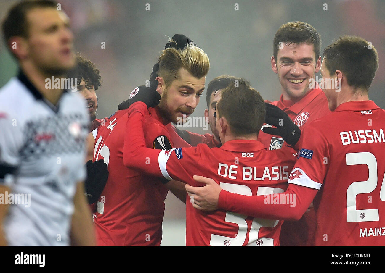 Mainz, Germany. 08th Dec, 2016. Mainz's Alexander Hack (2-L) celebrates his 1-0 goal with teammates Pablo De Blasis (C), Stefan Bell (2-R) and Gaetan Bussmann (R) during the UEFA Europa League group phase soccer match between FSV Mainz 05 and Gabala FK in the Opel Arena in Mainz, Germany, 08 December 2016. Photo: Torsten Silz/dpa/Alamy Live News Stock Photo