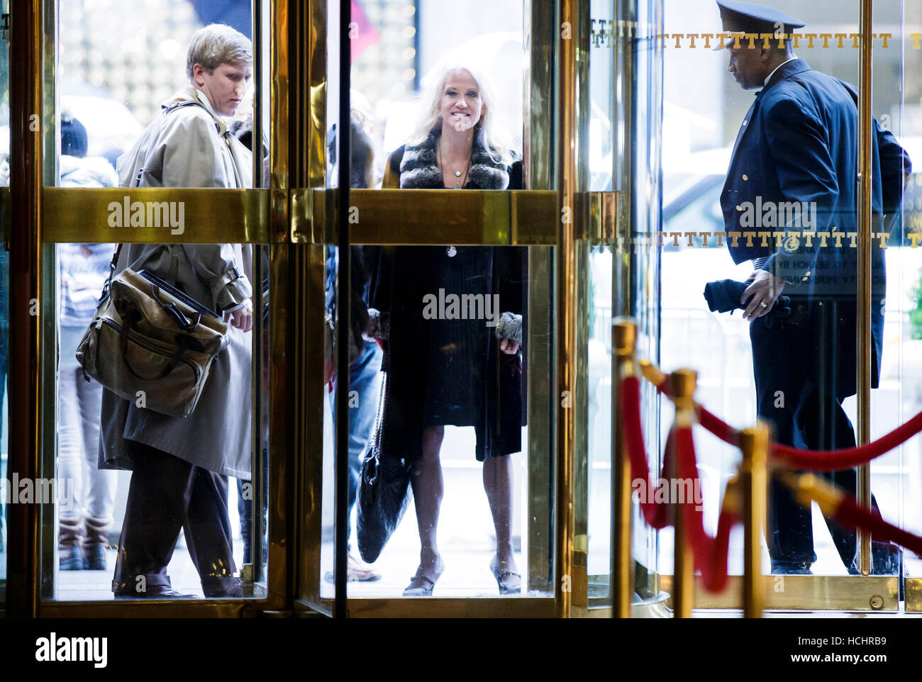 New York, New York, USA. 08th Dec, 2016. Kellyanne Conway (C), a Republican political strategist working with the transition team of President-elect Donald Trump, arrives at Trump Tower in New York, New York, USA, 08 December 2016. Credit: Justin Lane/Pool via CNP - NO WIRE SERVICE - Photo: John Taggart/Consolidated/dpa/Alamy Live News Stock Photo