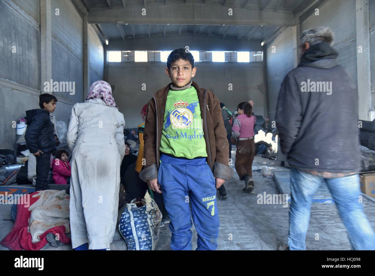 (161209) -- ALEPPO (SYRIA), Dec. 9, 2016 (Xinhua) -- A Syrian boy ...