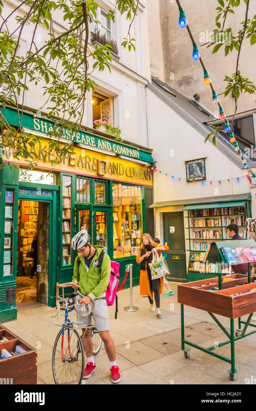 shakespeare and company bookstore, outside view, street scene Stock Photo