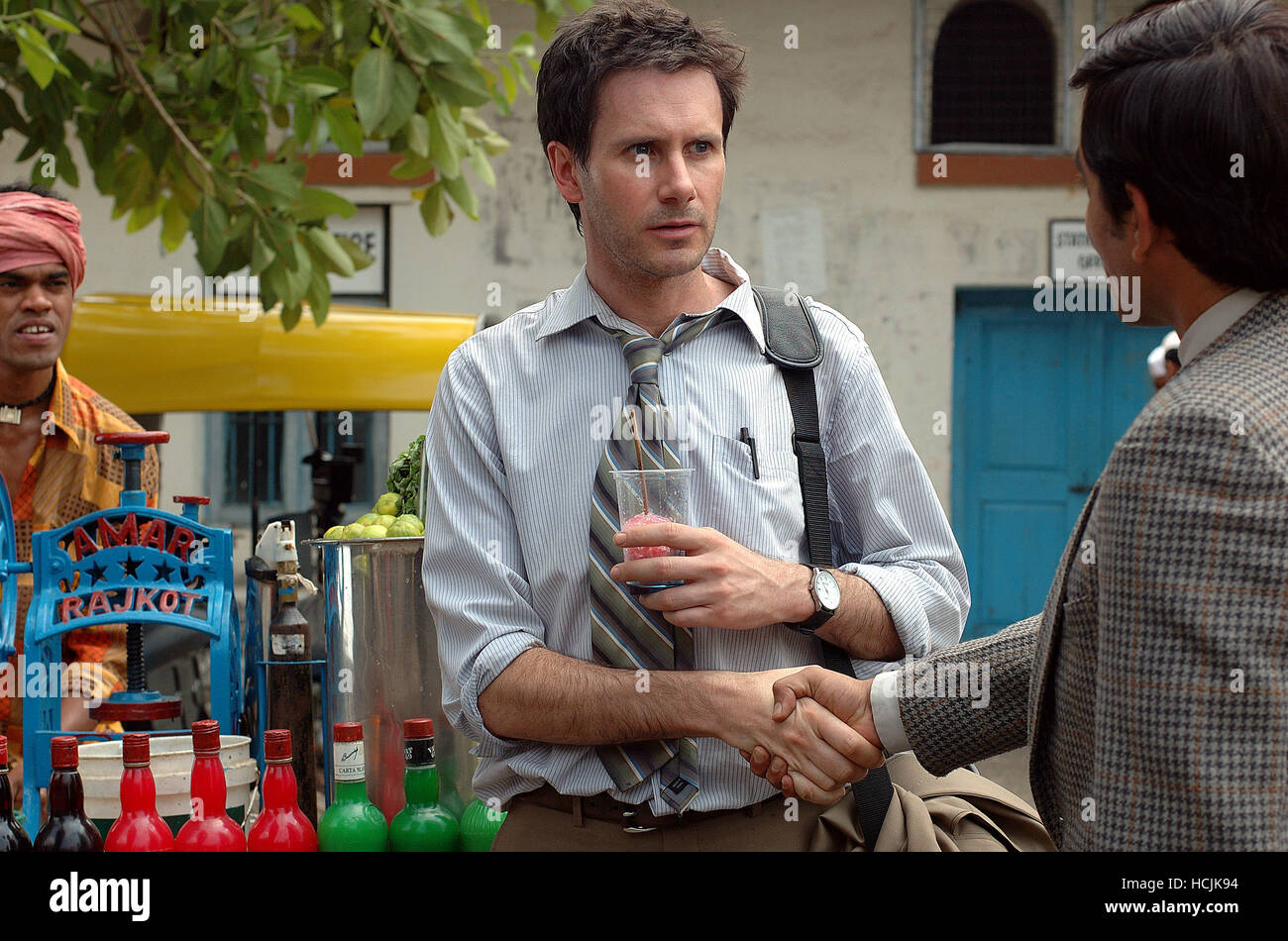 человек у стены. киберпанк тюрьма. включи сбежавший. игра бег за золотом. включи сбежавший.