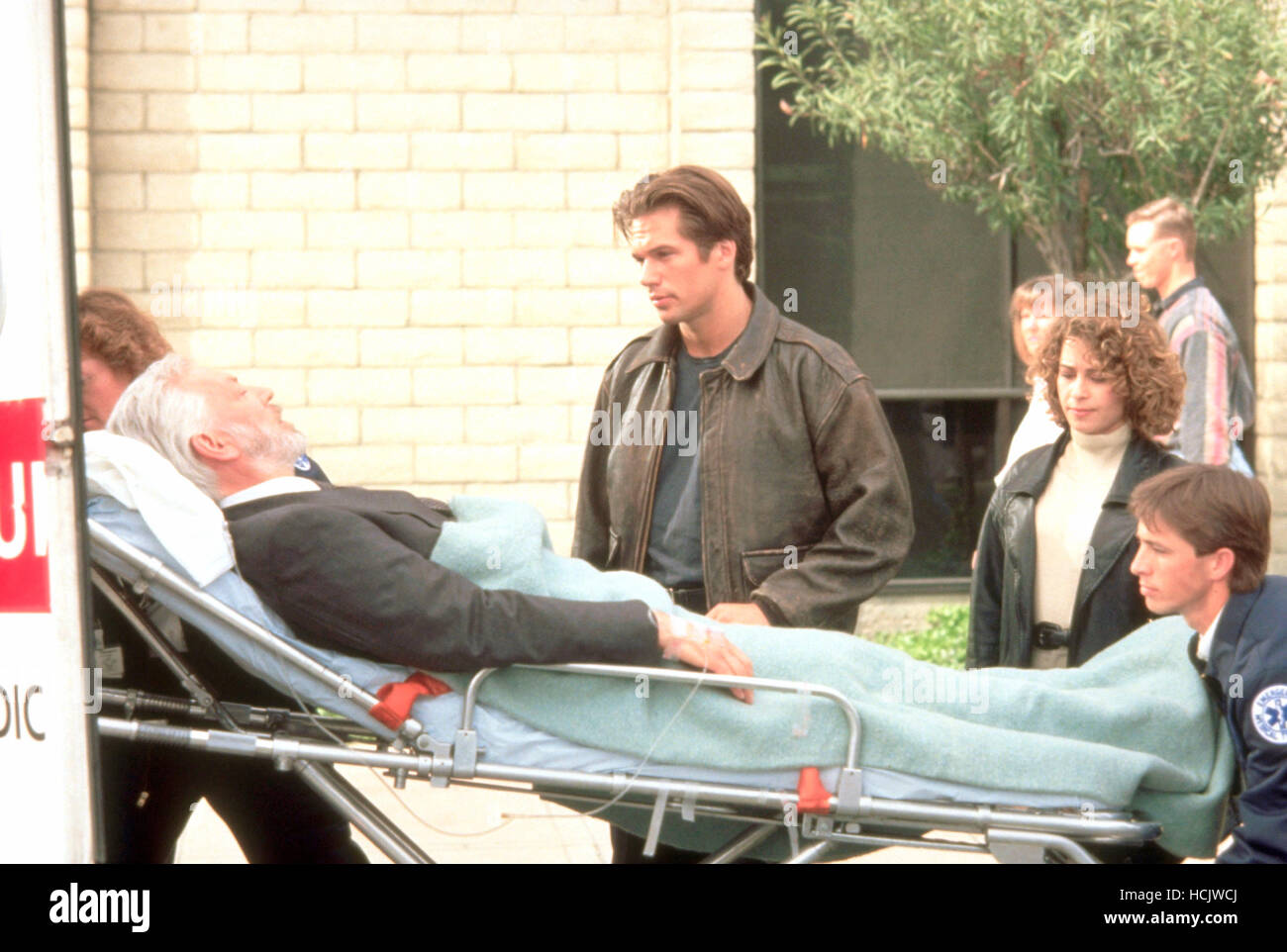 THE PUPPET MASTERS, Donald Sutherland (on stretcher), Eric Thal, Julie Warner, 1994, © Buena