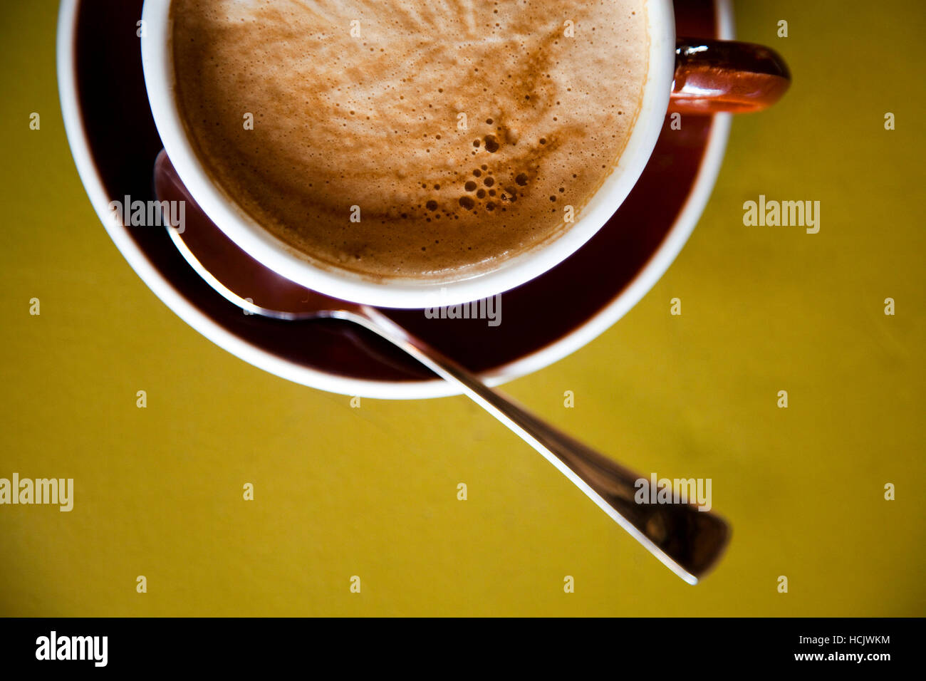 https://c8.alamy.com/comp/HCJWKM/seattle-washington-usa-a-latte-in-a-coffee-cup-on-a-colorful-table-HCJWKM.jpg