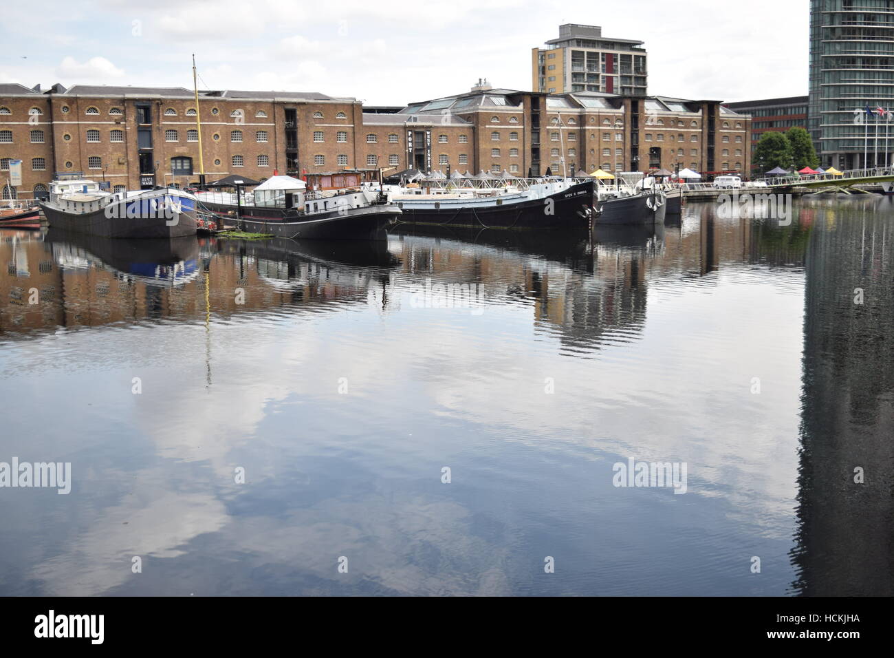 Stationary canal narrow boats hi-res stock photography and images - Alamy