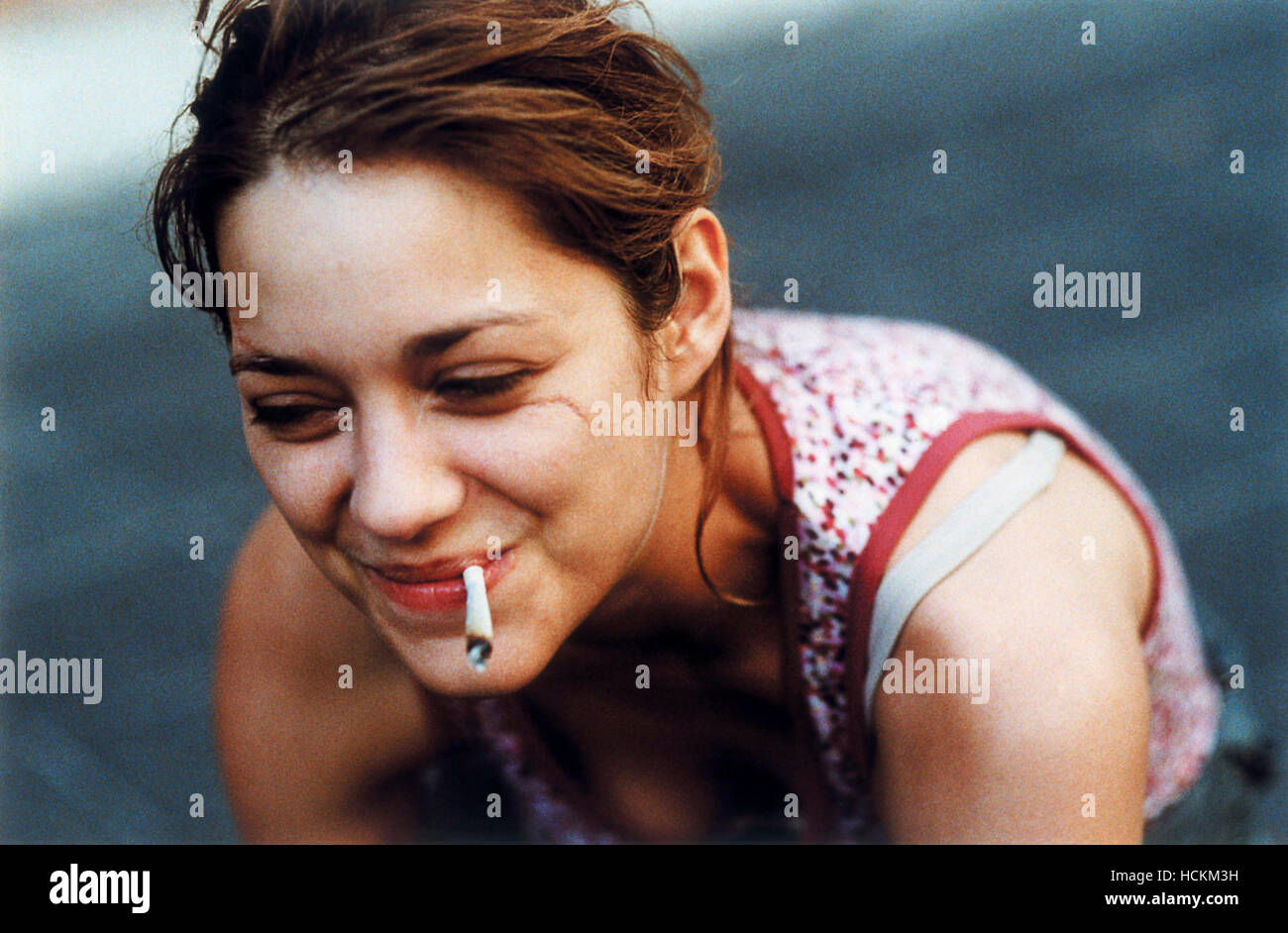 marion cotillard smoking cigarette SAUF LE RESPECT QUE JE VOUS DOIS, (aka BURNT OUT), Marion Cotillard, 2005.  ©Haut et Court/courtesy Everett Collection Stock Photo