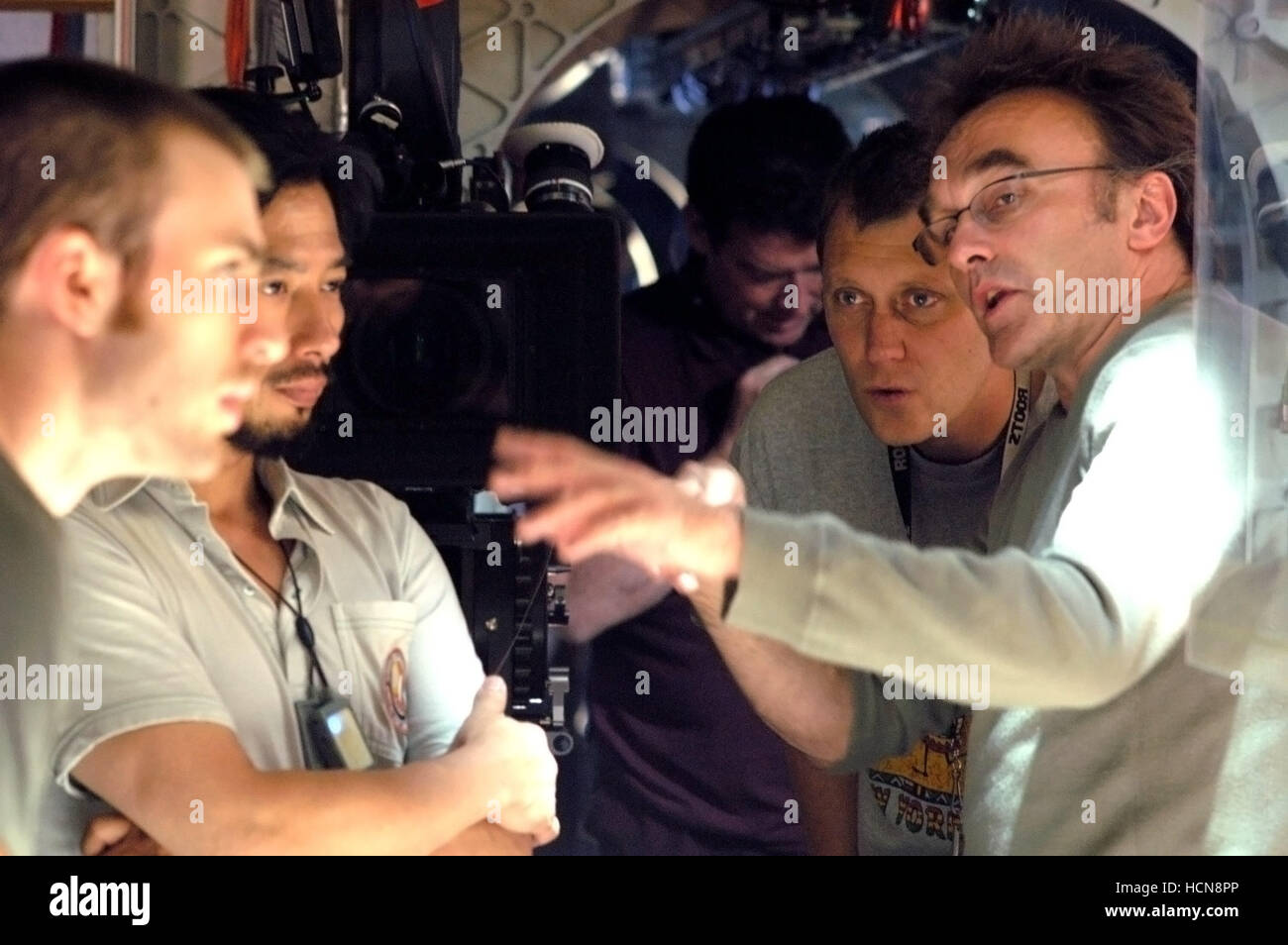 SUNSHINE, director Danny Boyle (far right), on set, 2007. ©Fox Searchlight/Everett Collection