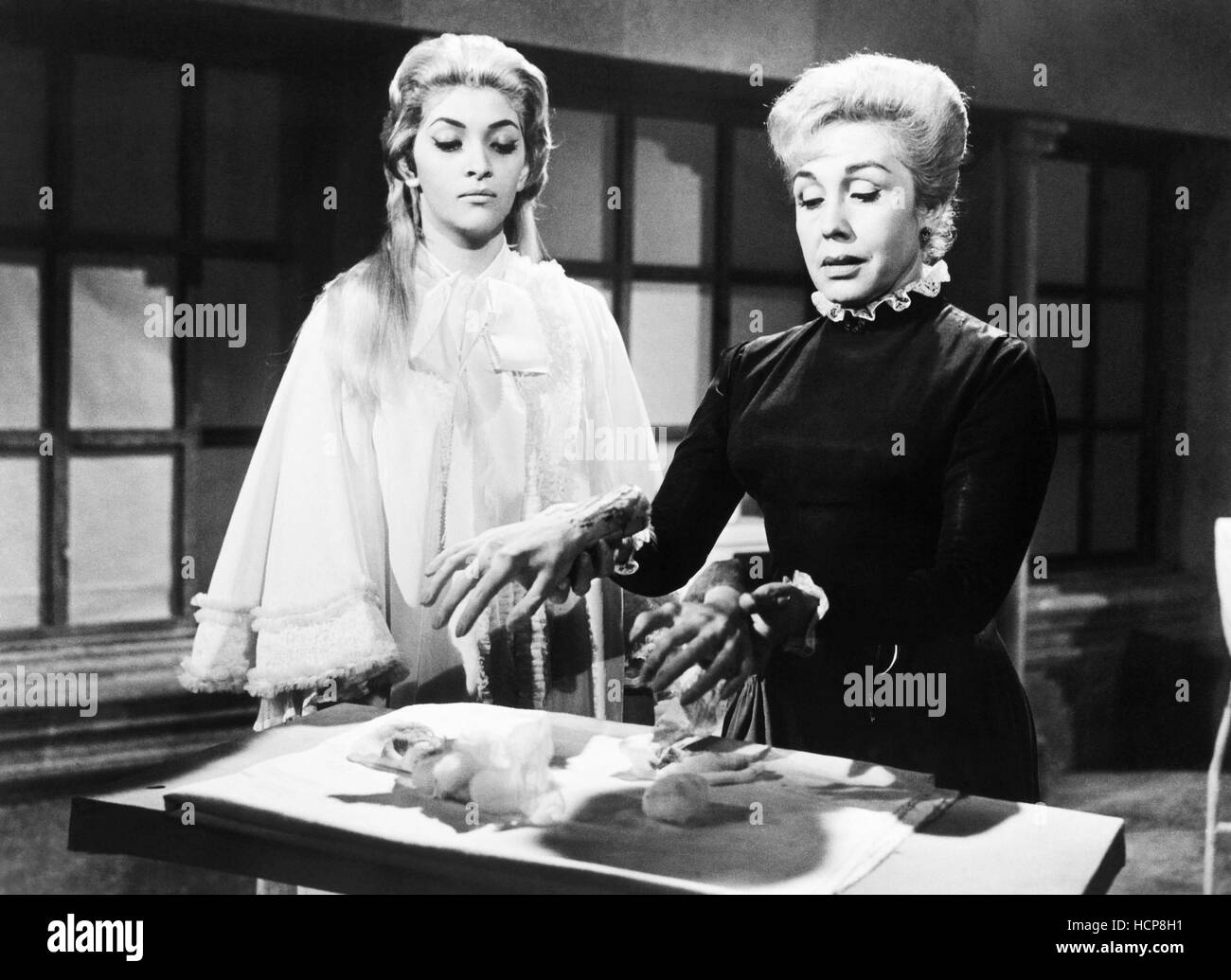 THE WITCH'S MIRROR, (aka EL ESPEJO DE LA BRUJA), Dina de Marco, Isabela