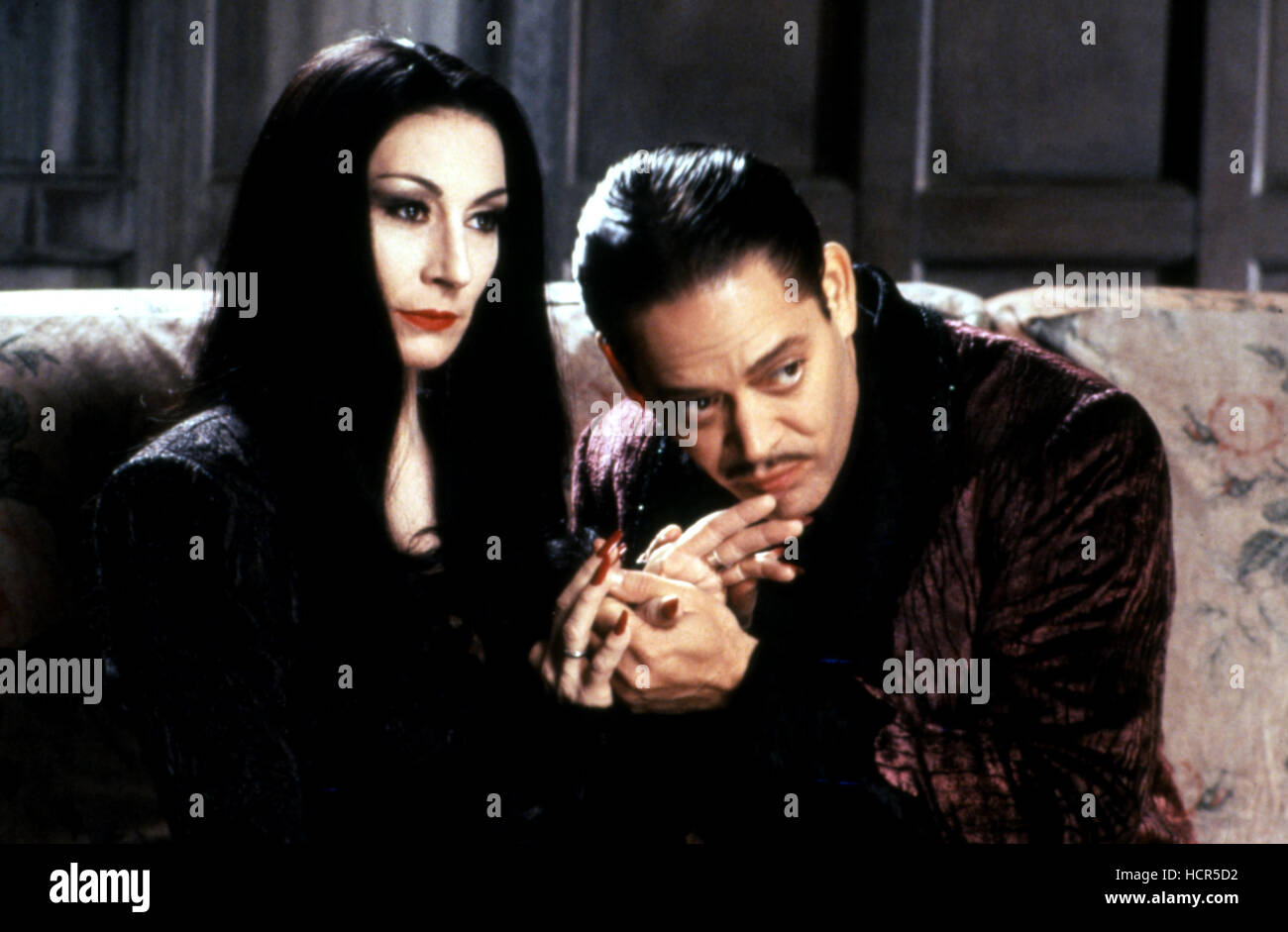 THE ADDAMS FAMILY, Anjelica Huston, Raul Julia, 1991, (c)Paramount